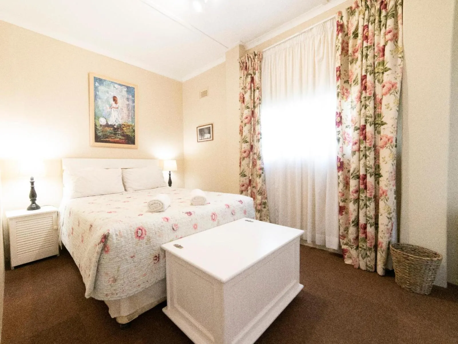 Photo of the whole room, Bed in Lake Naverone Holiday Cottages