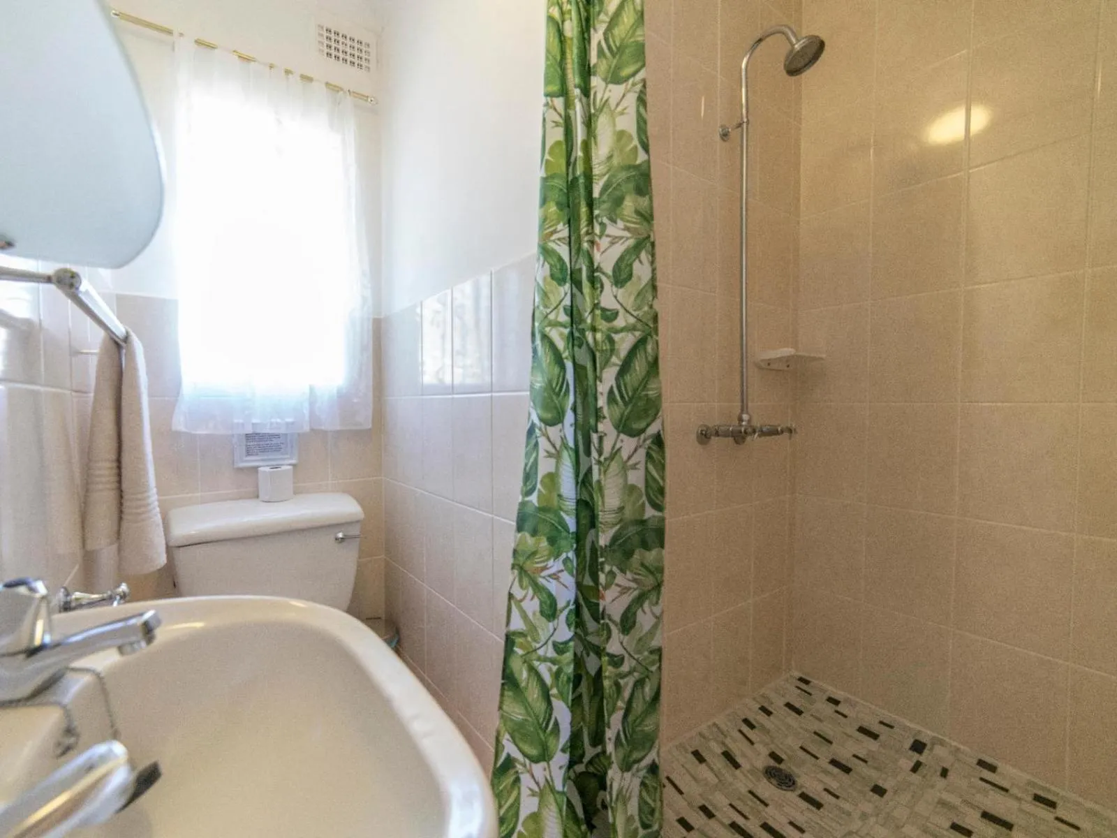 Shower in Lake Naverone Holiday Cottages