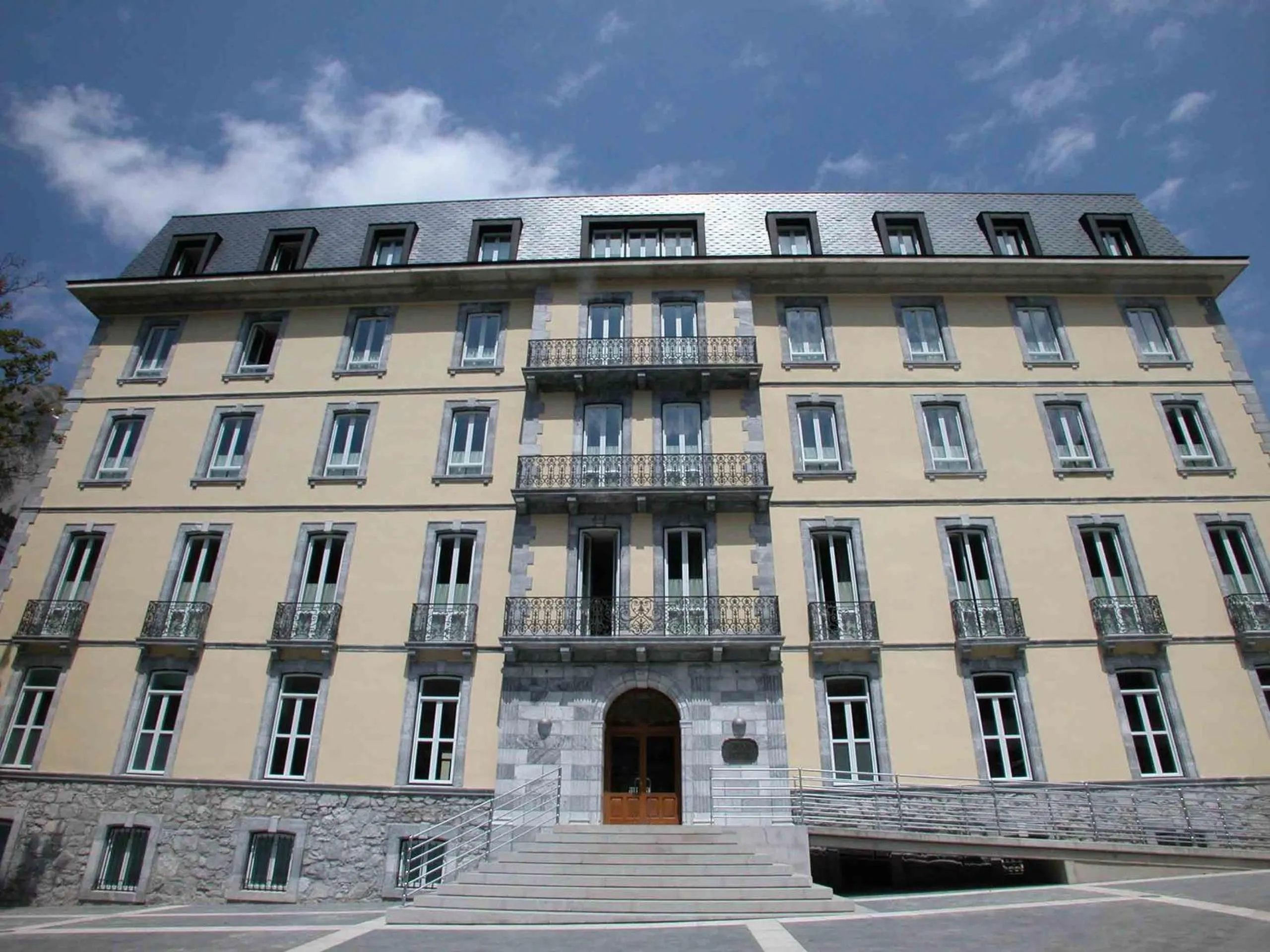 Facade/entrance in Gran Hotel – Balneario de Panticosa