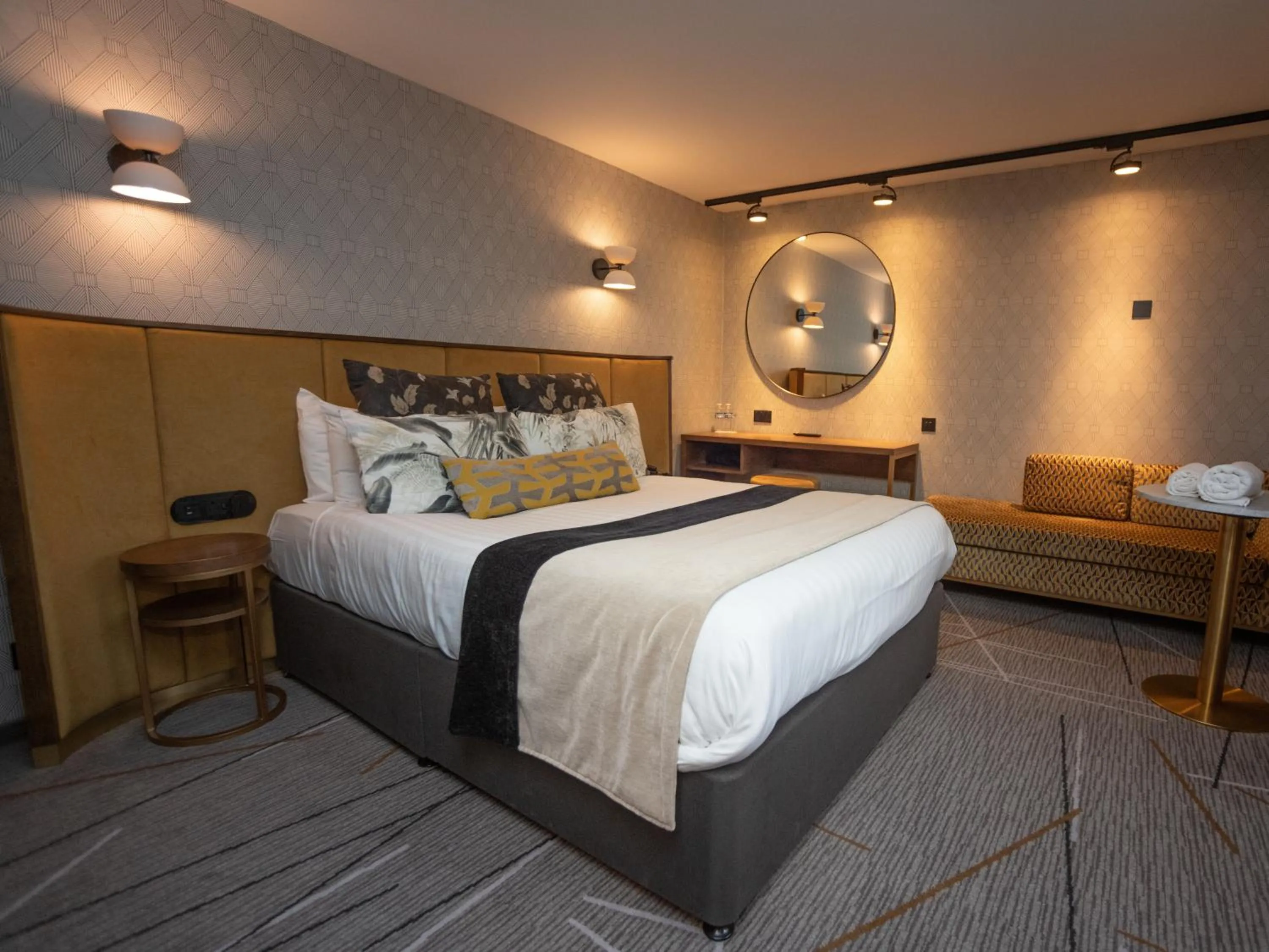 Photo of the whole room, Bed in The Royal Toby Hotel