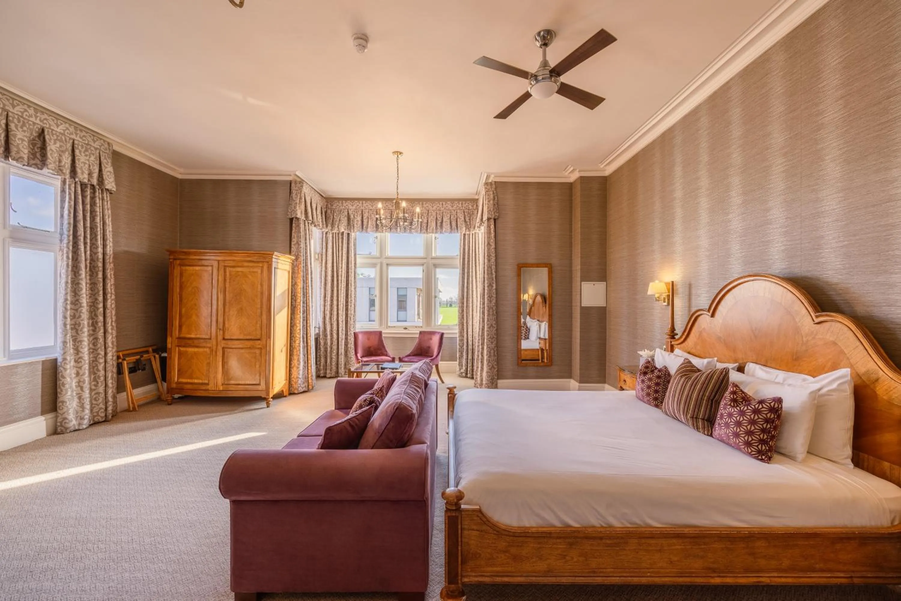 Bed in Wivenhoe House Hotel