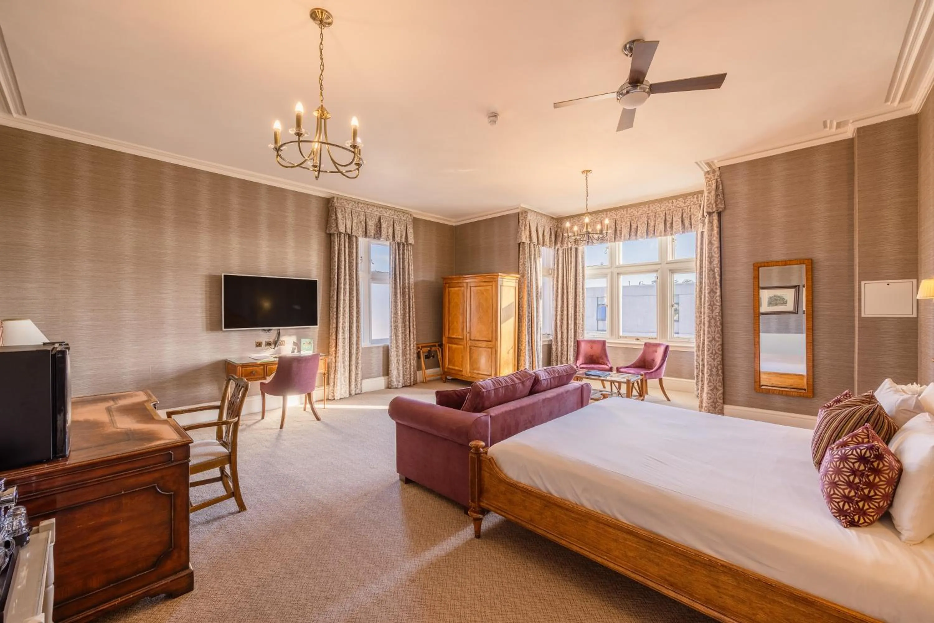 Bed in Wivenhoe House Hotel