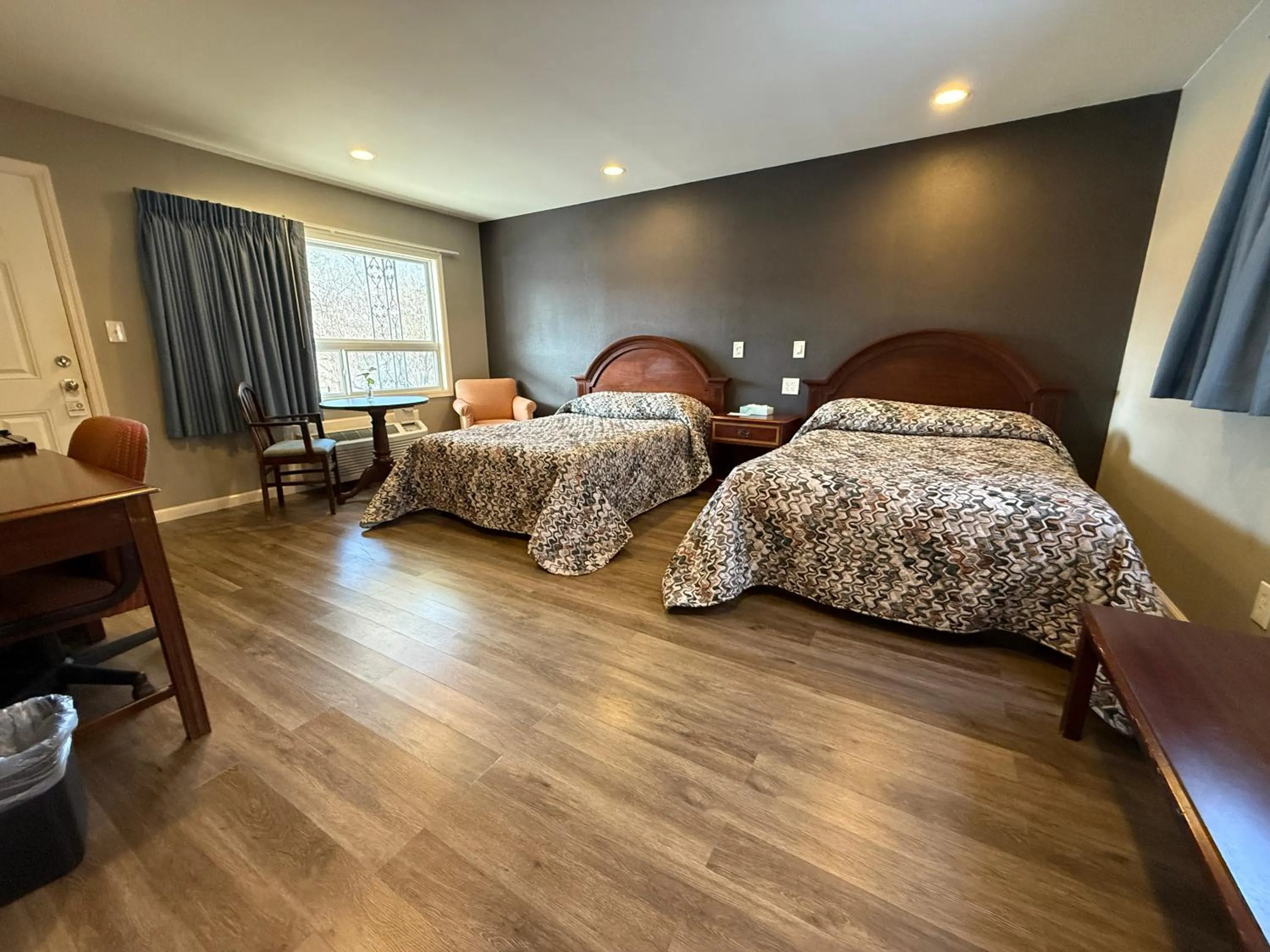 Bedroom, Bed in Heidi's Inn