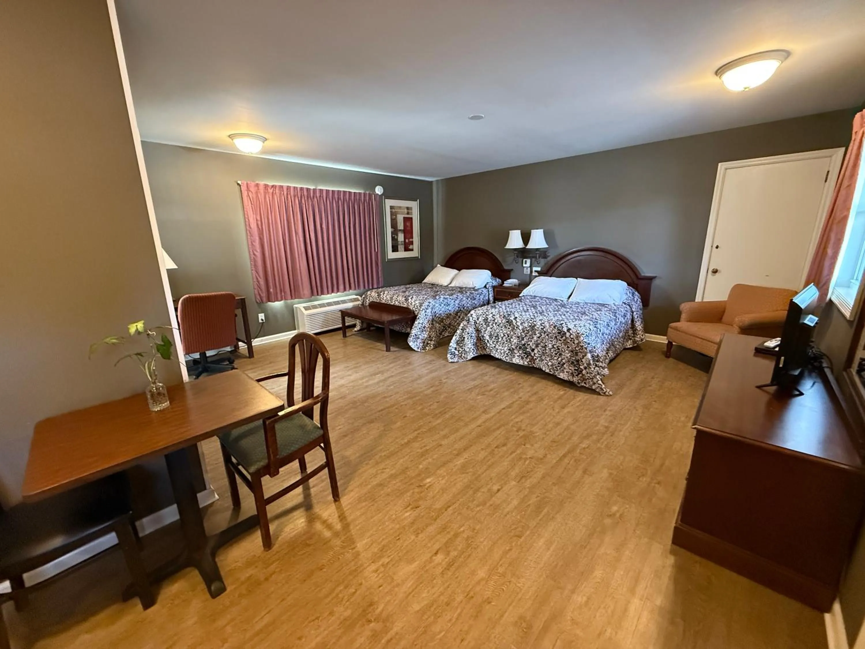 Bedroom, Bed in Heidi's Inn