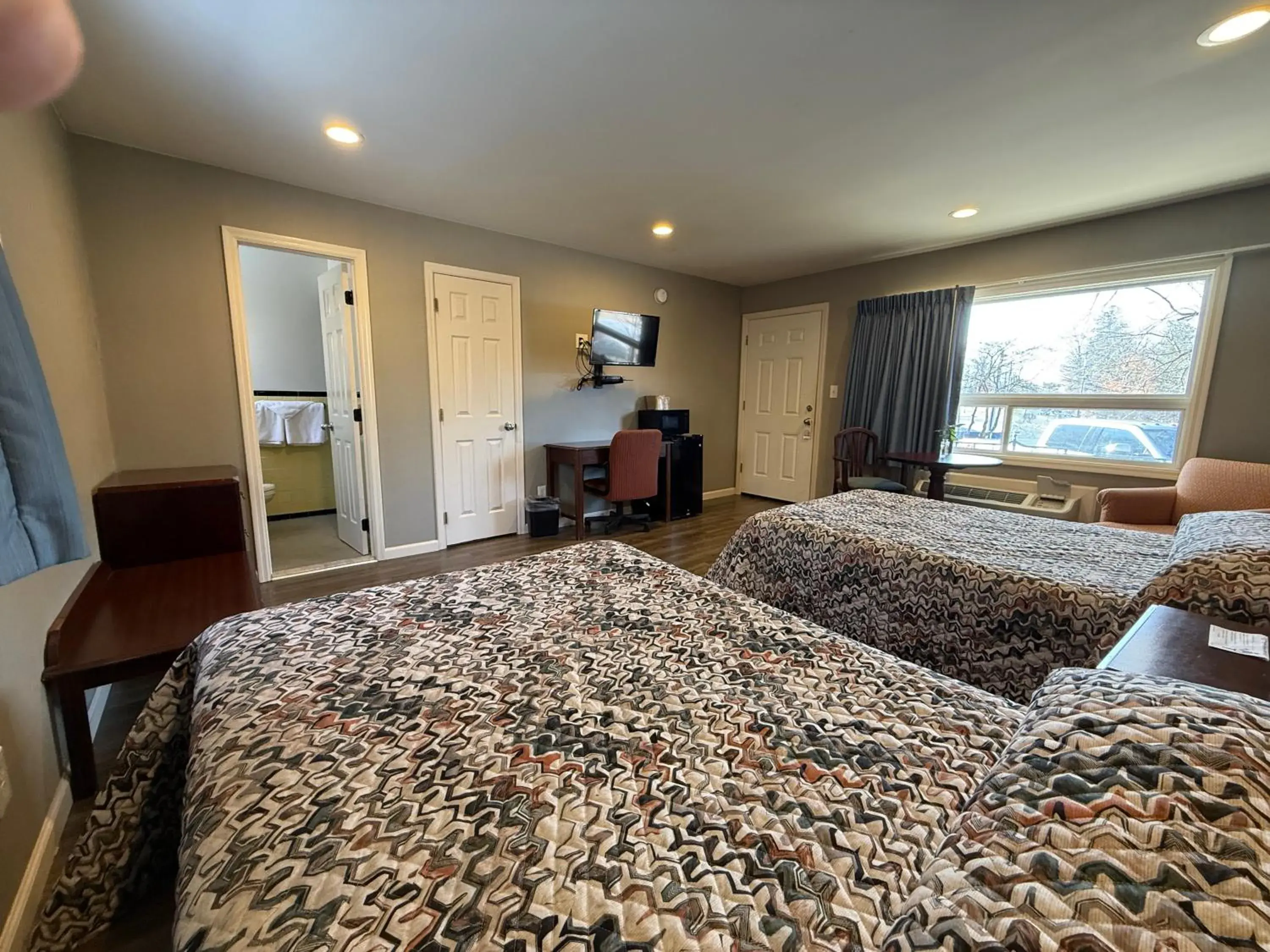 Double Room with Two Double Beds in Heidi's Inn Double Room with Two Double Beds in Heidi's Inn