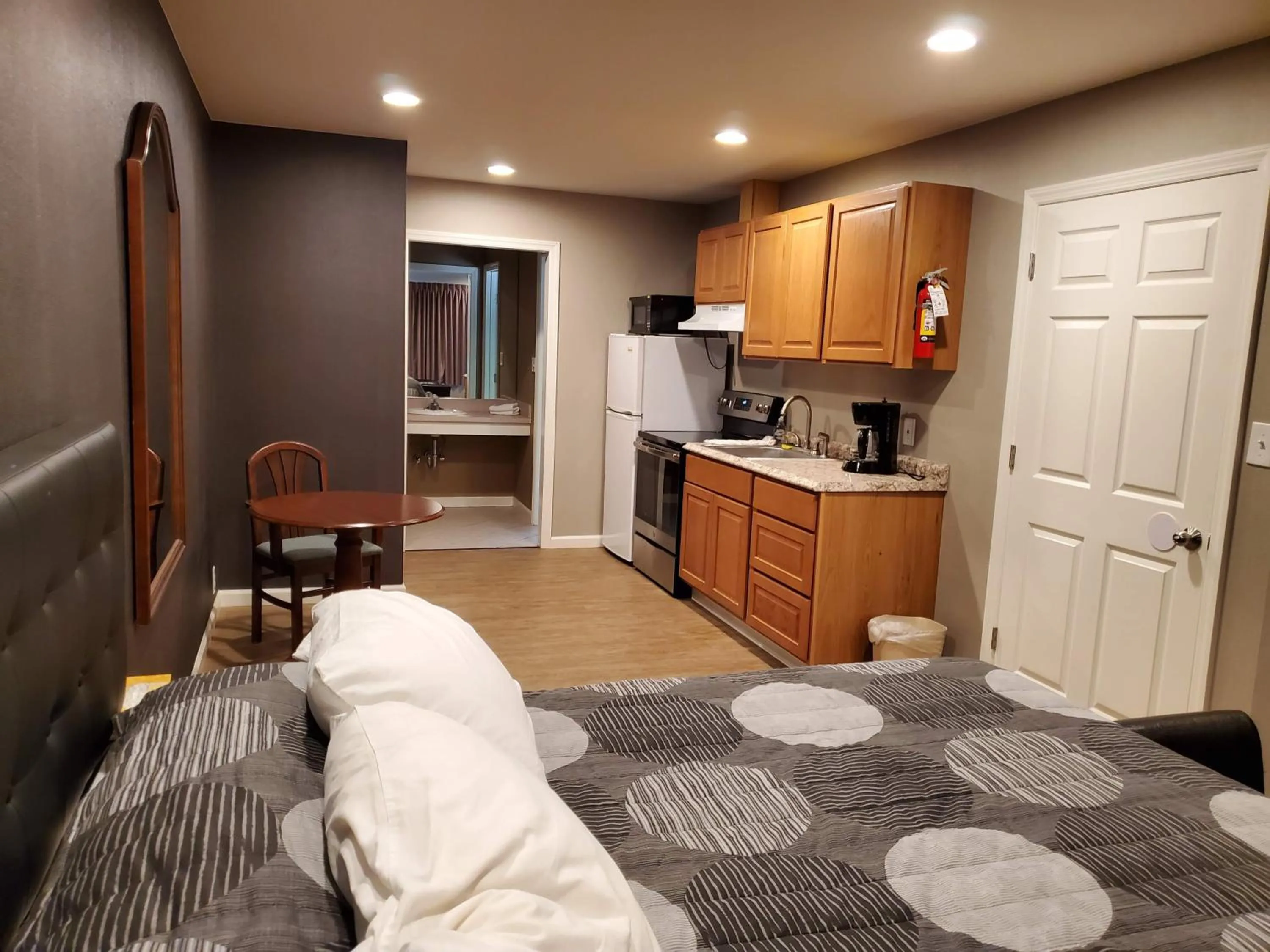 Photo of the whole room, Bed in Heidi's Inn