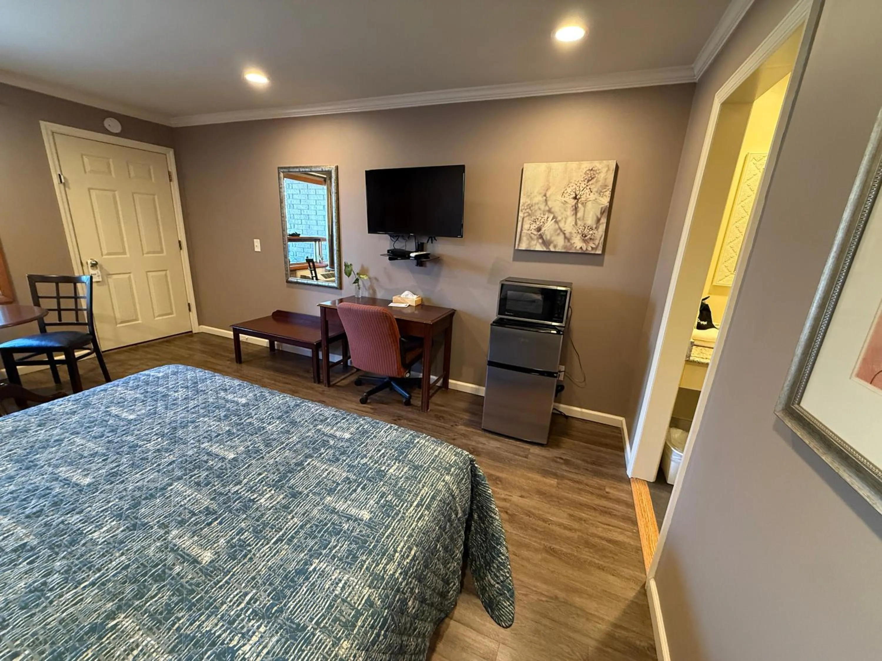 Photo of the whole room, Bed in Heidi's Inn