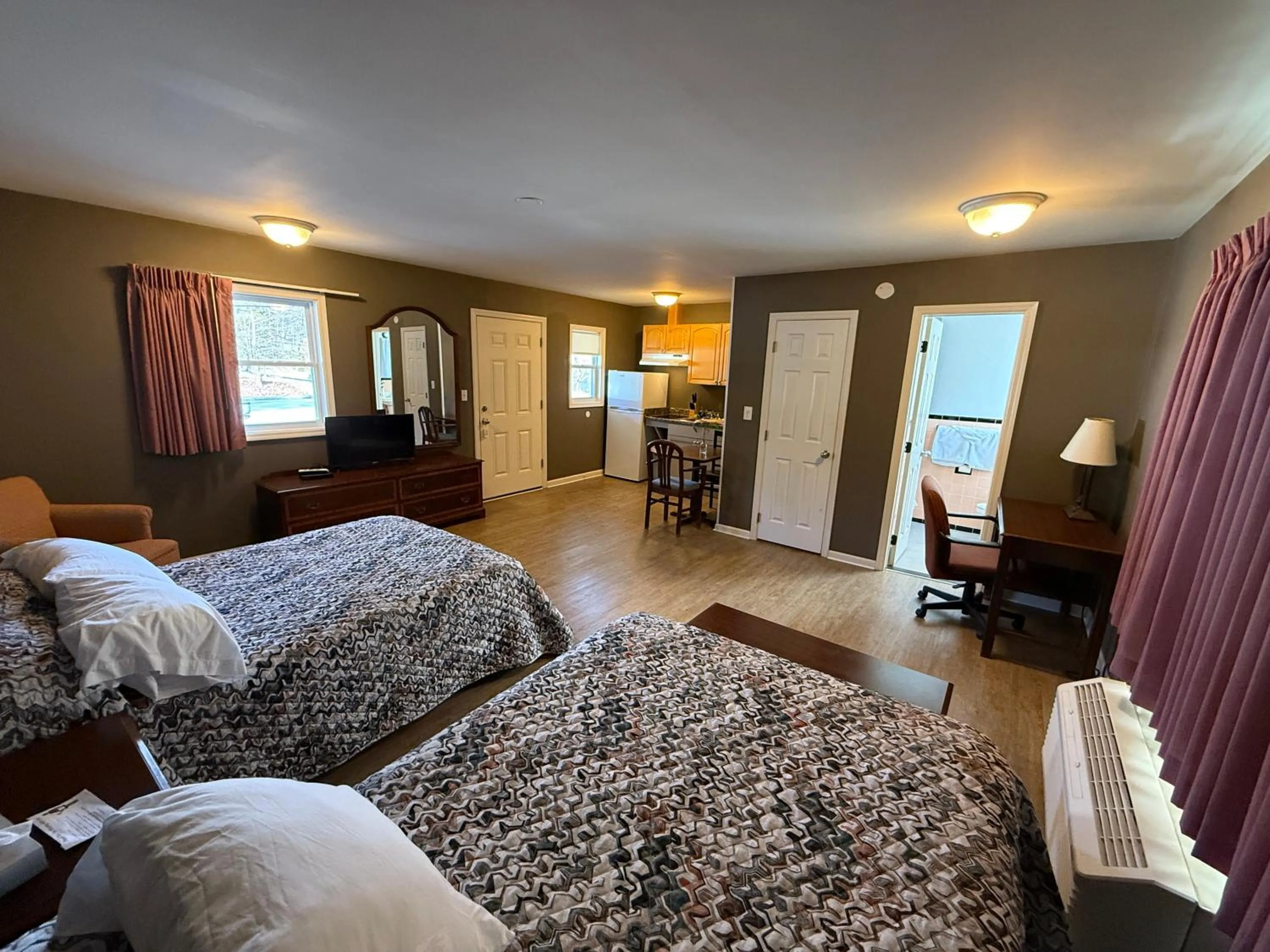 Photo of the whole room, Bed in Heidi's Inn