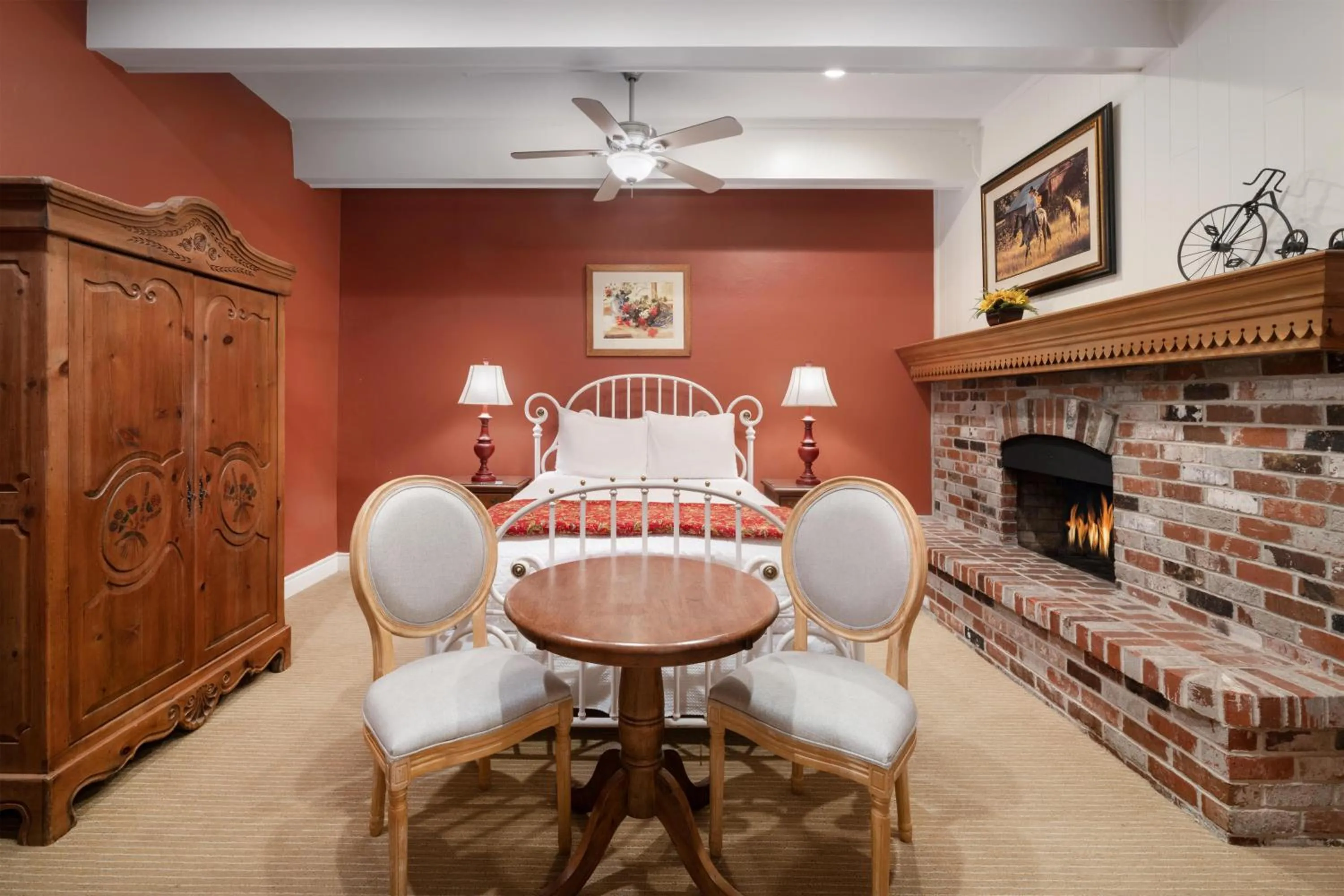 Bedroom in Best Western Grandma's Feather Bed