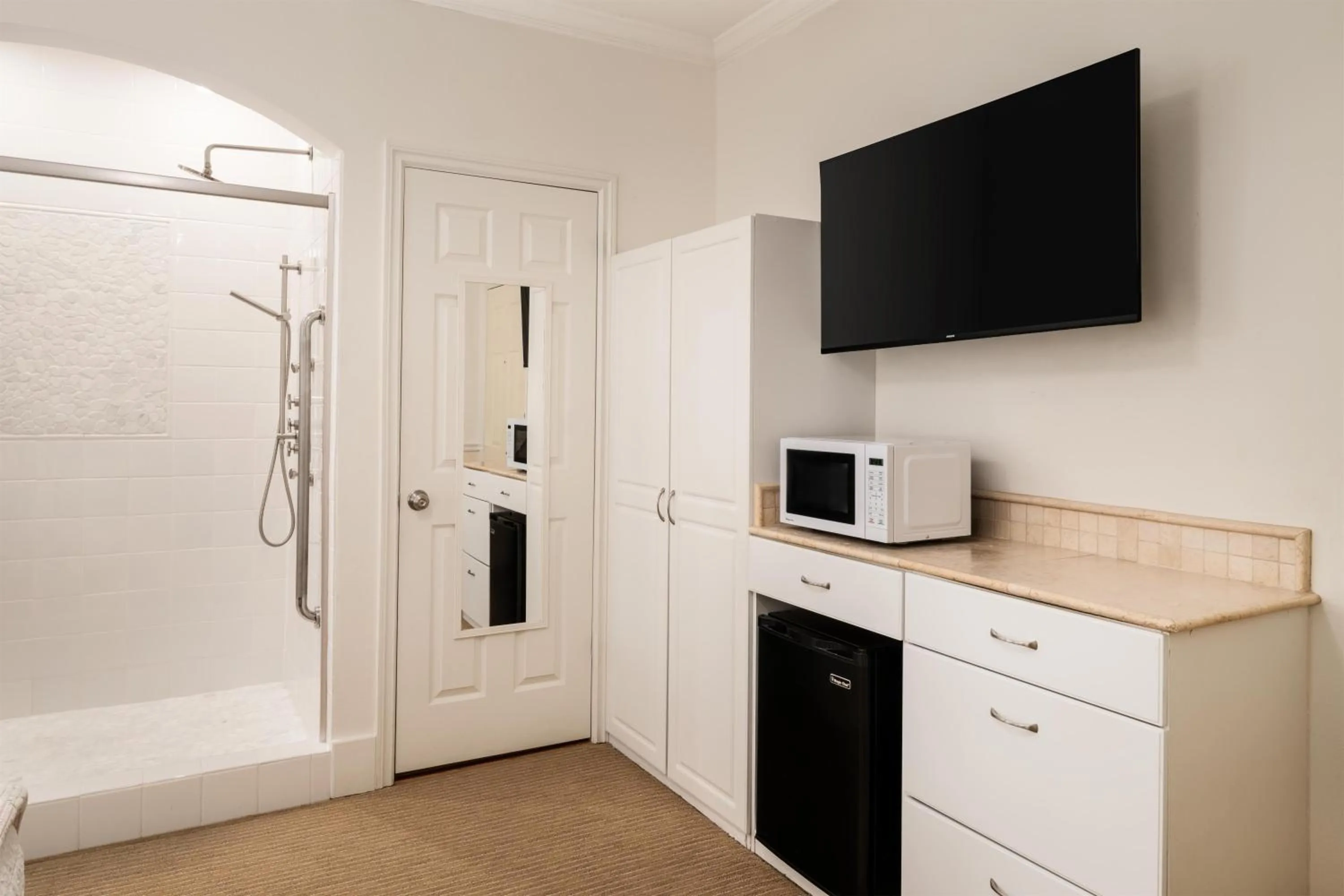 Bedroom in Best Western Grandma's Feather Bed