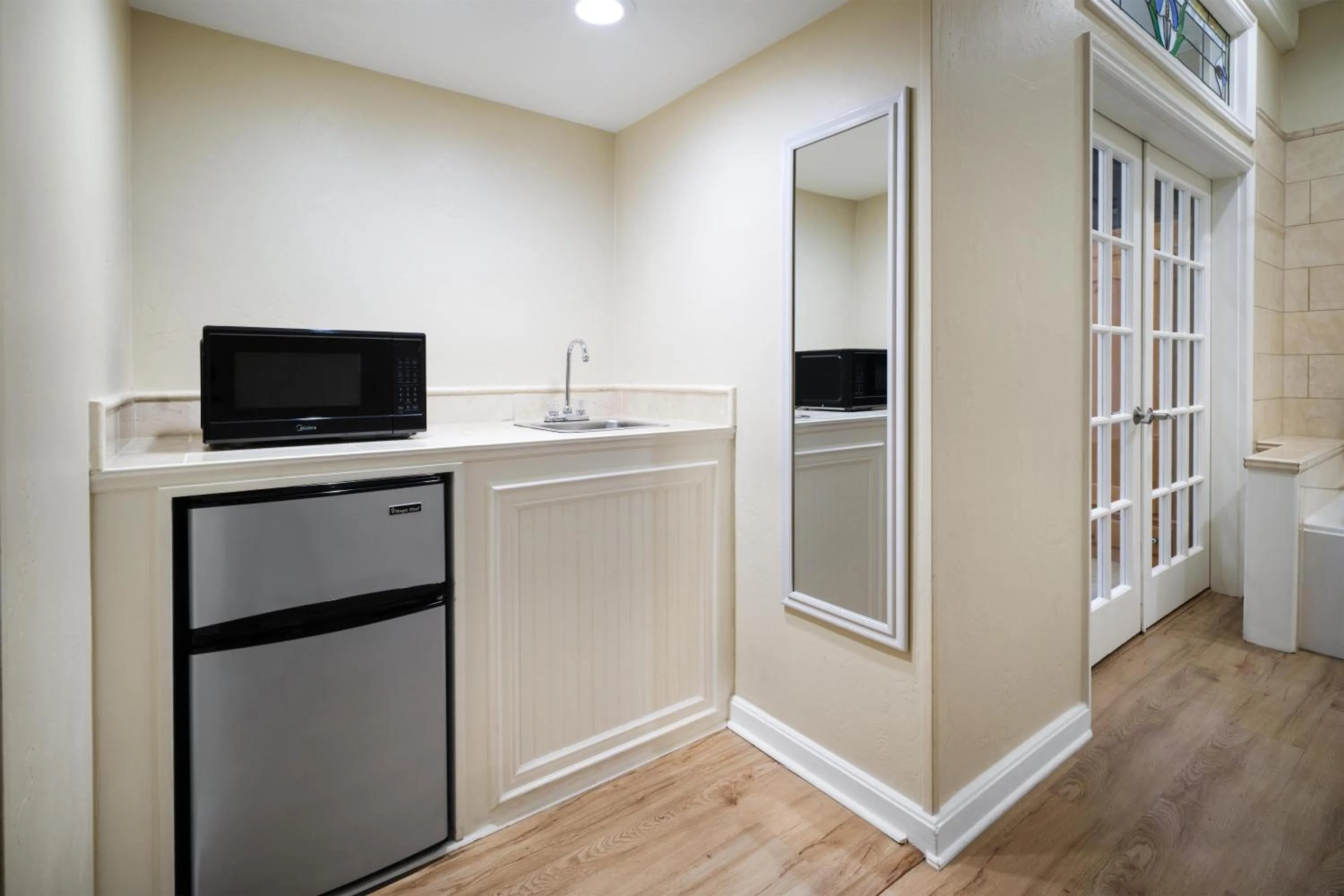 Bedroom in Best Western Grandma's Feather Bed