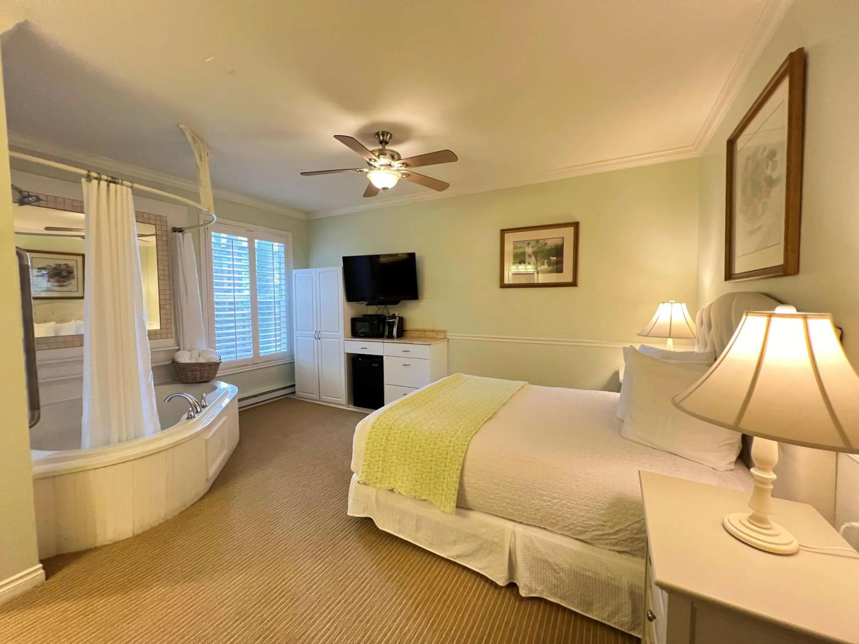 Queen Room - Disability Access - Non Smoking in Best Western Grandma's Feather Bed