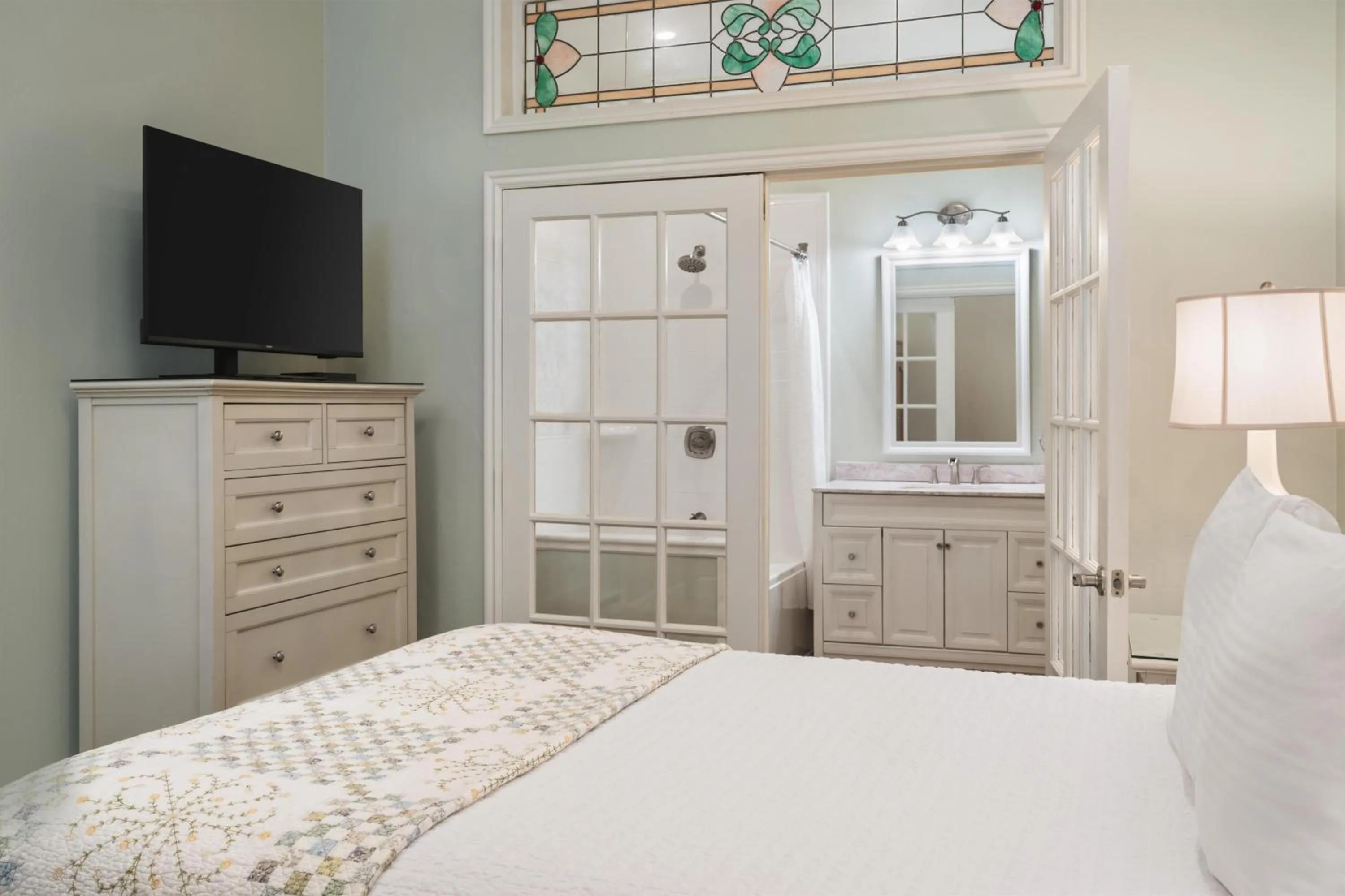 Bedroom, Bed in Best Western Grandma's Feather Bed