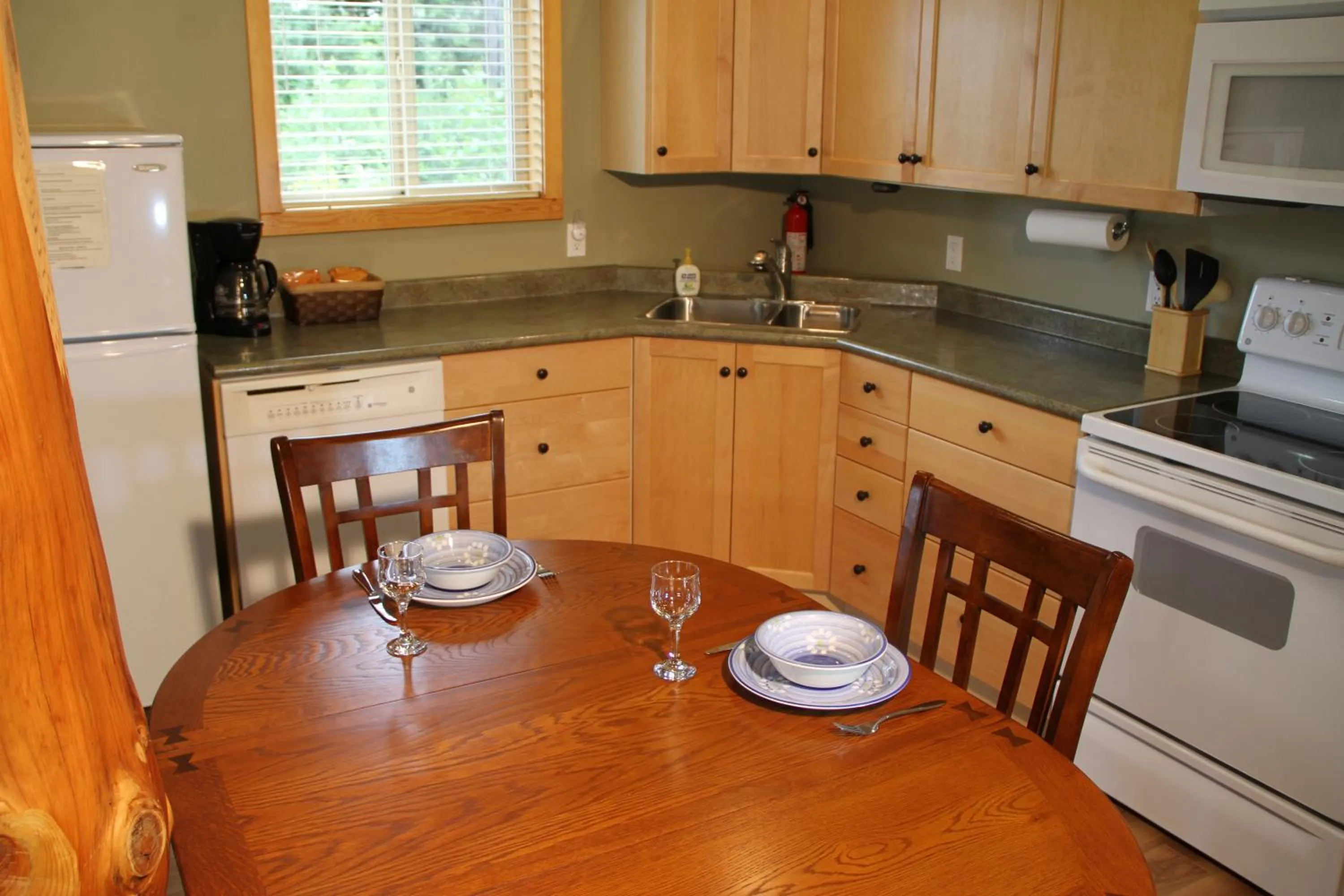 Kitchen or kitchenette in Cabins West