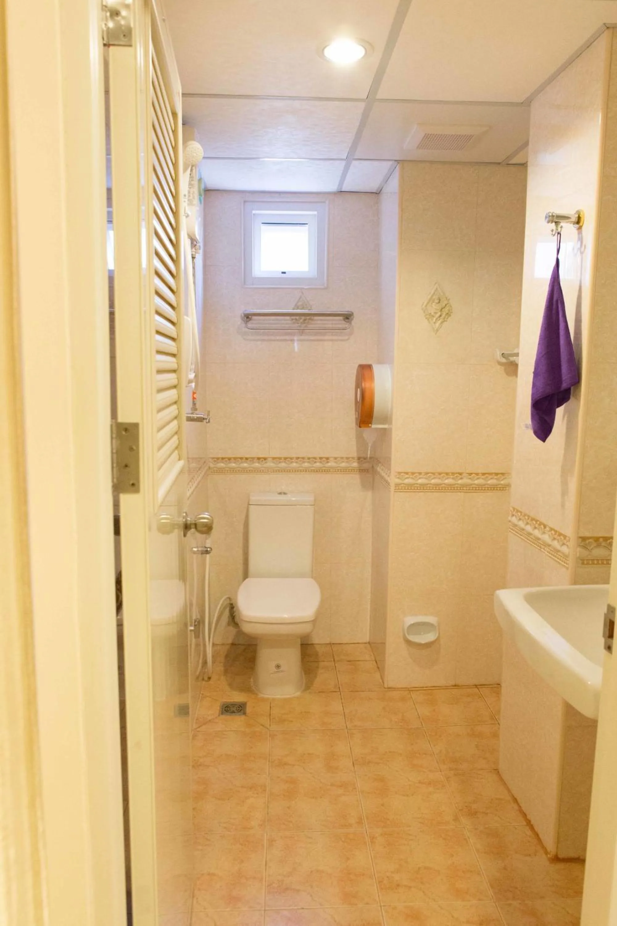 Bathroom in Honey House 3