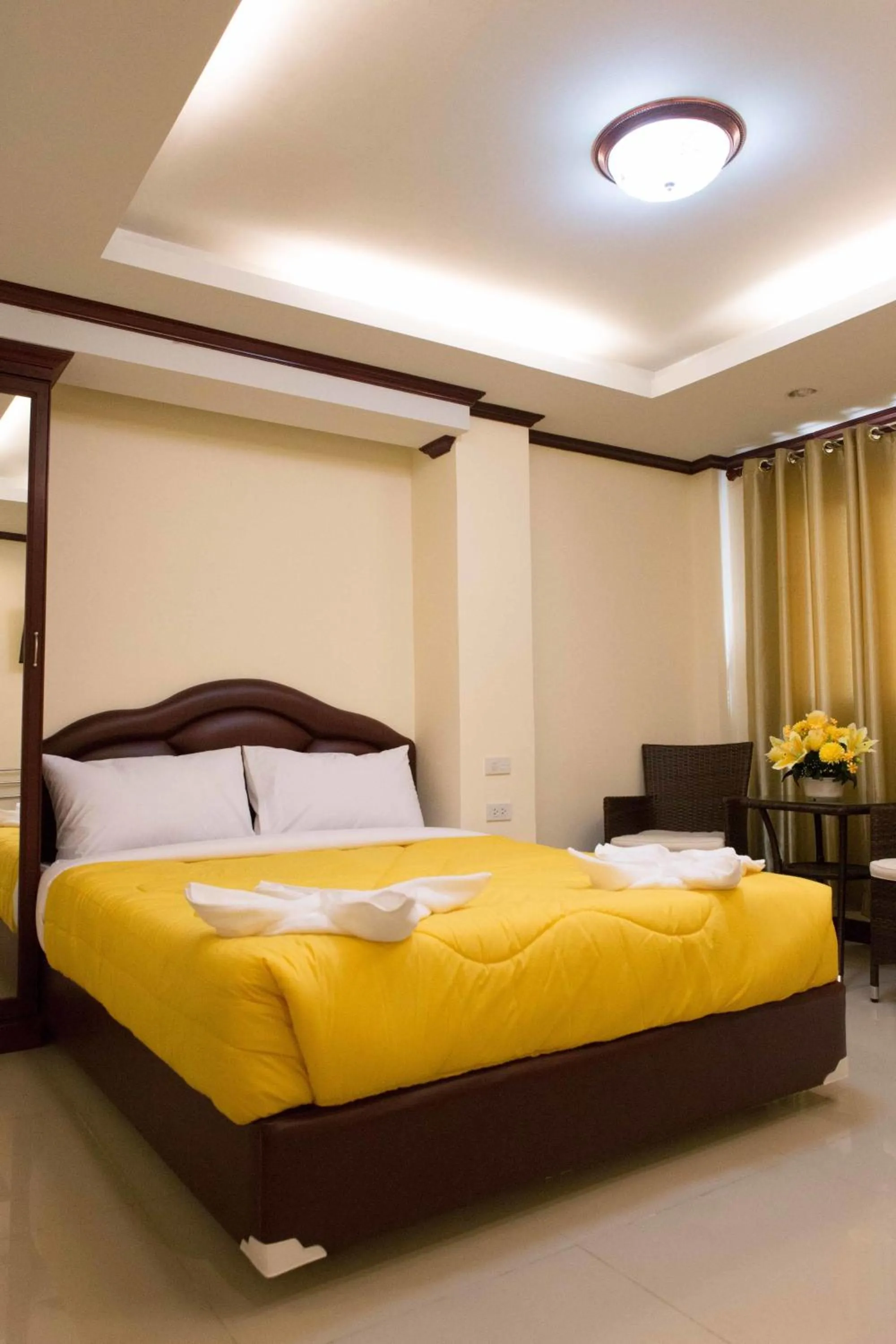 Photo of the whole room, Bed in Honey House 3