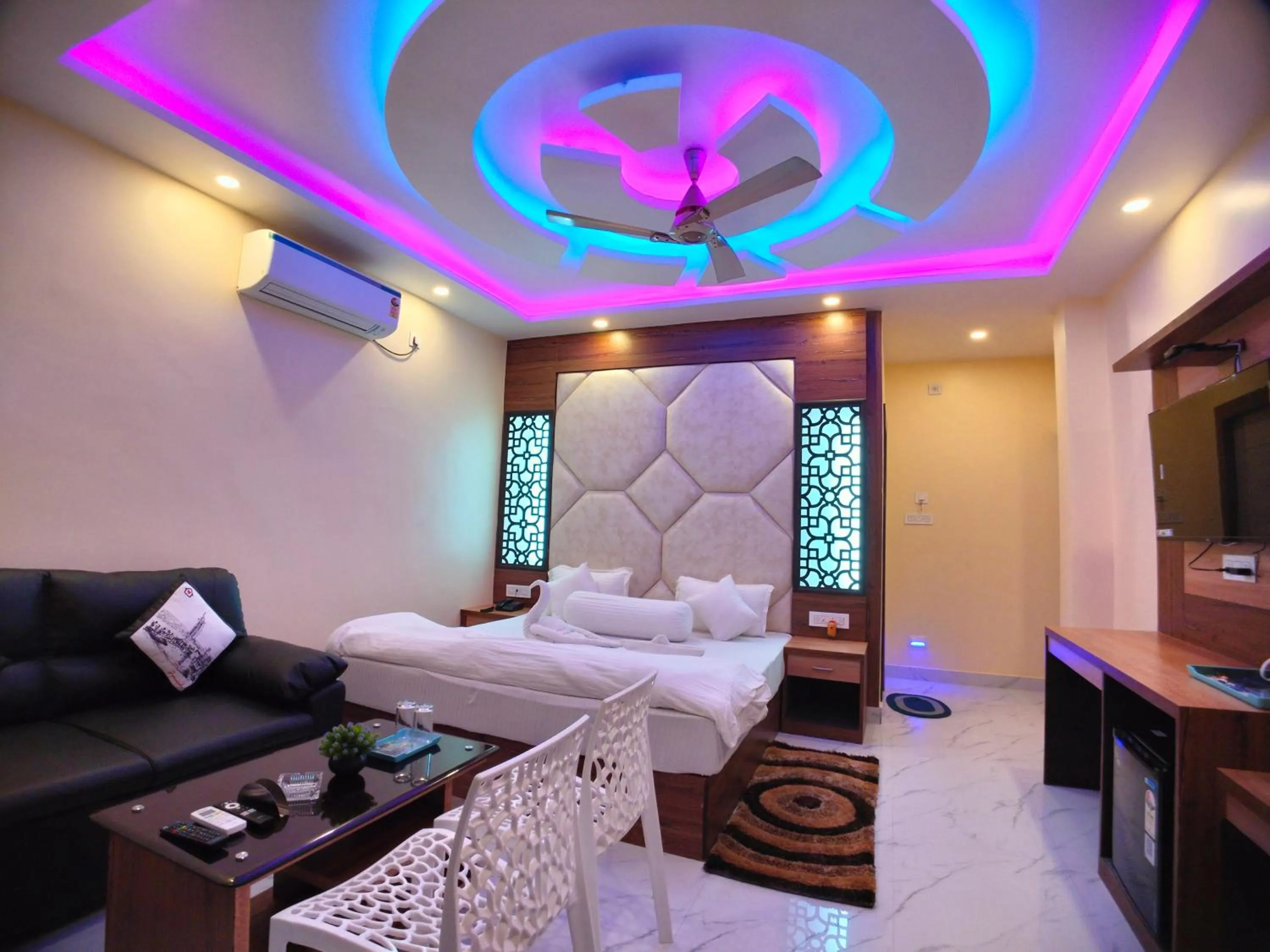 Communal lounge/ TV room in The Triton Beach Resort