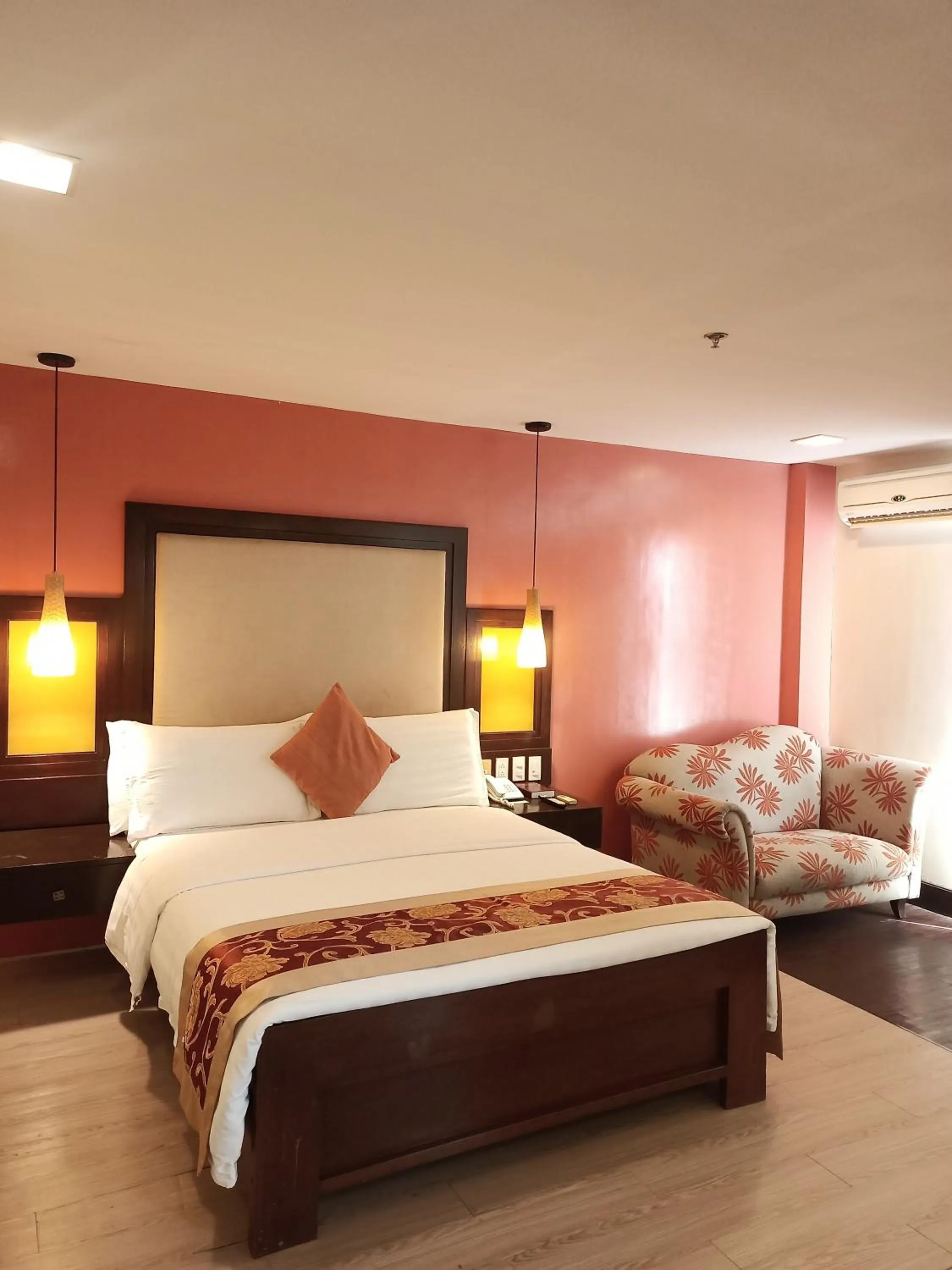 Bed in Coron Gateway Hotel & Suites