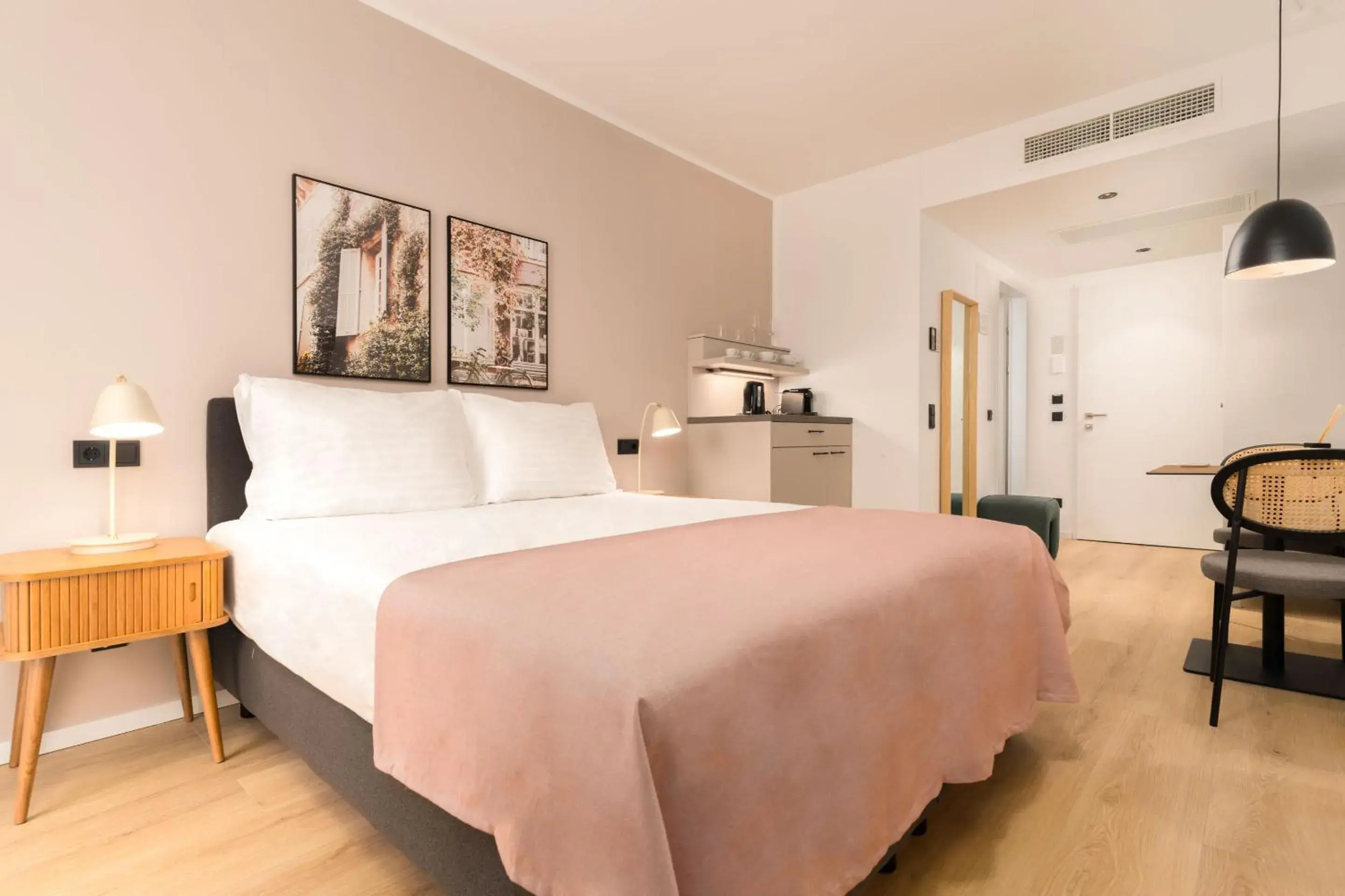 Queen Room with Balcony in Limehome Vienna Favoritenstr Queen Room with Balcony in Limehome Vienna Favoritenstr