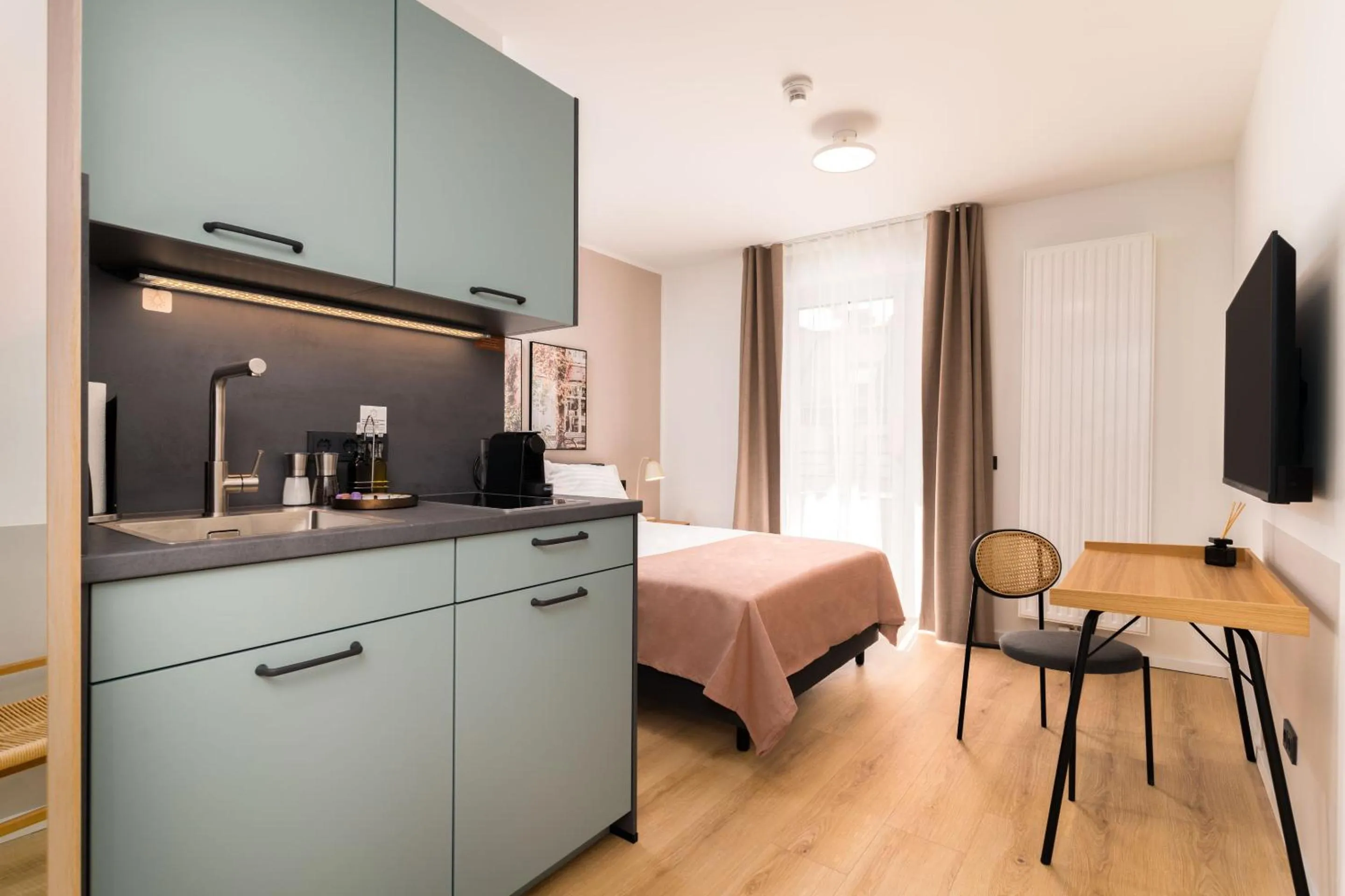 TV and multimedia, Bed in Limehome Vienna Favoritenstr