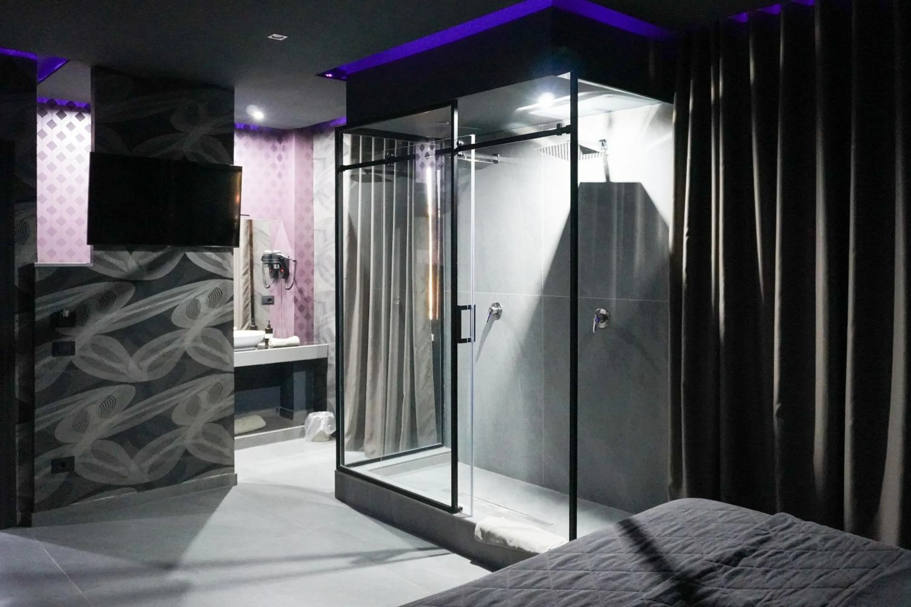 Shower, Bed in Hotel El Pamas