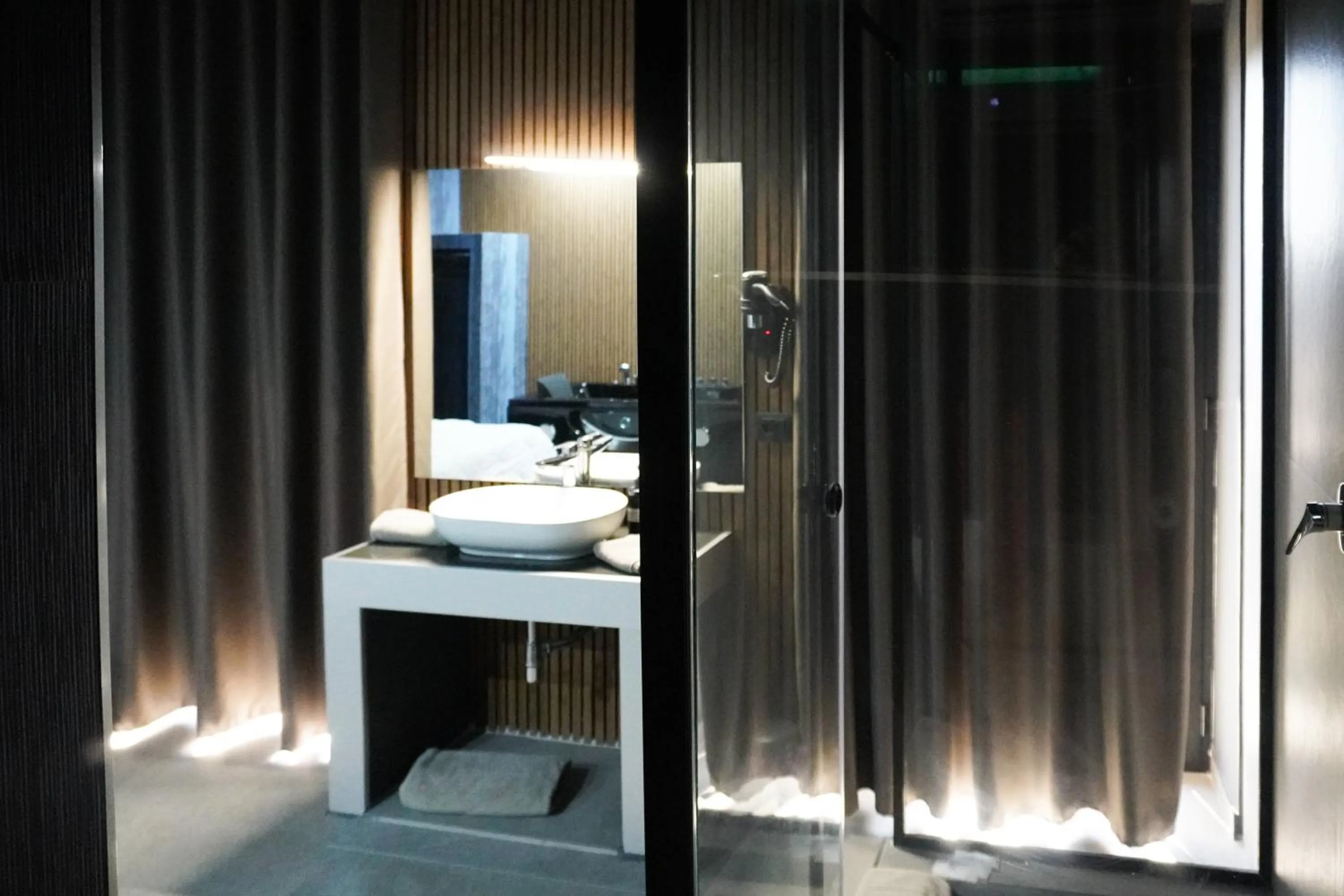 Shower, Bed in Hotel El Pamas