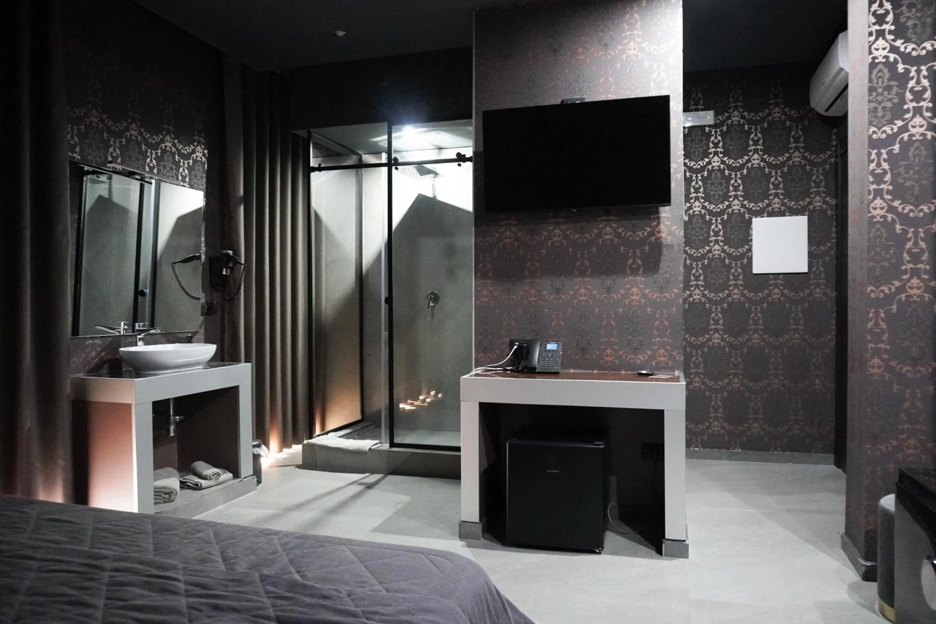 Shower, Bed in Hotel El Pamas