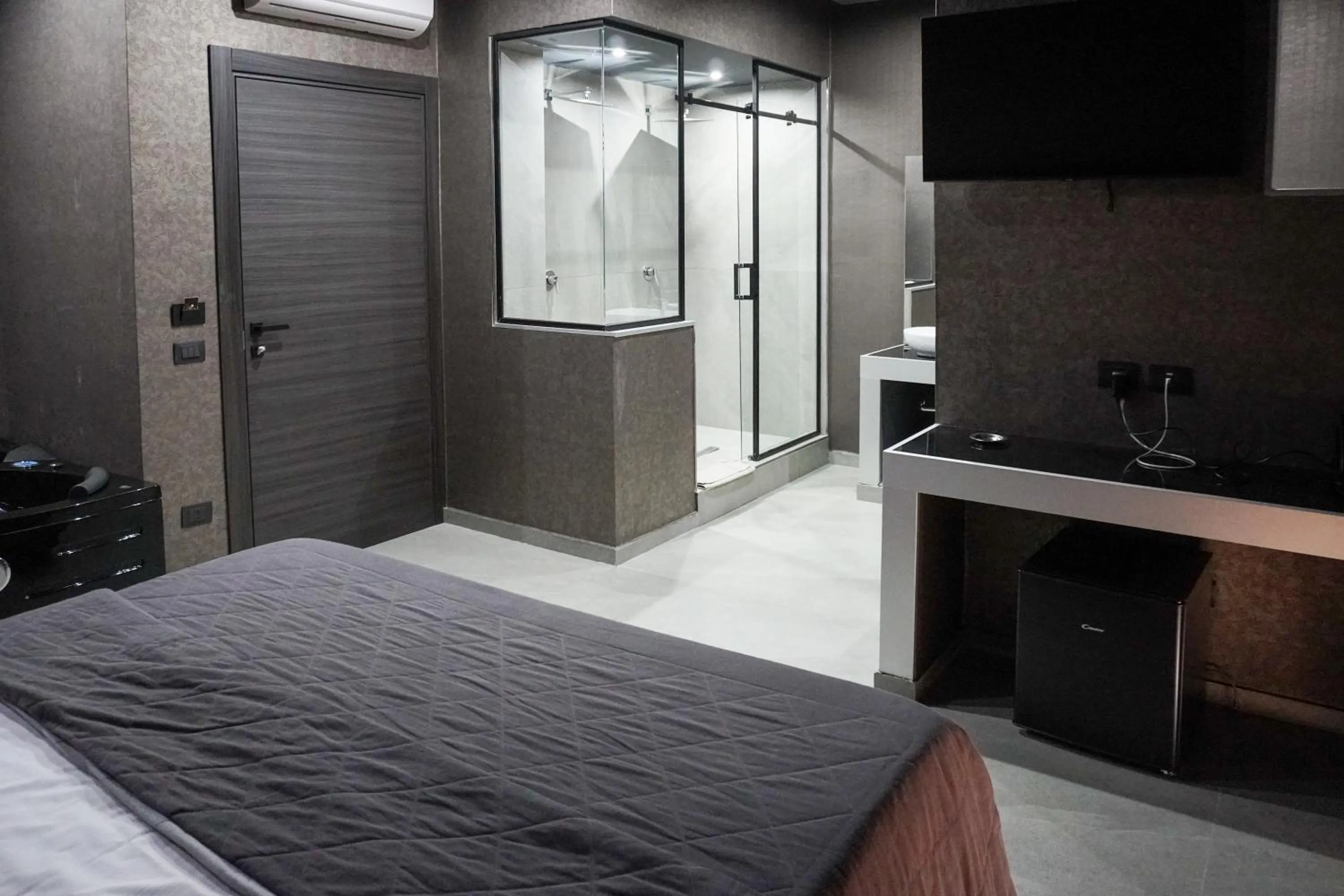 Shower, Bed in Hotel El Pamas