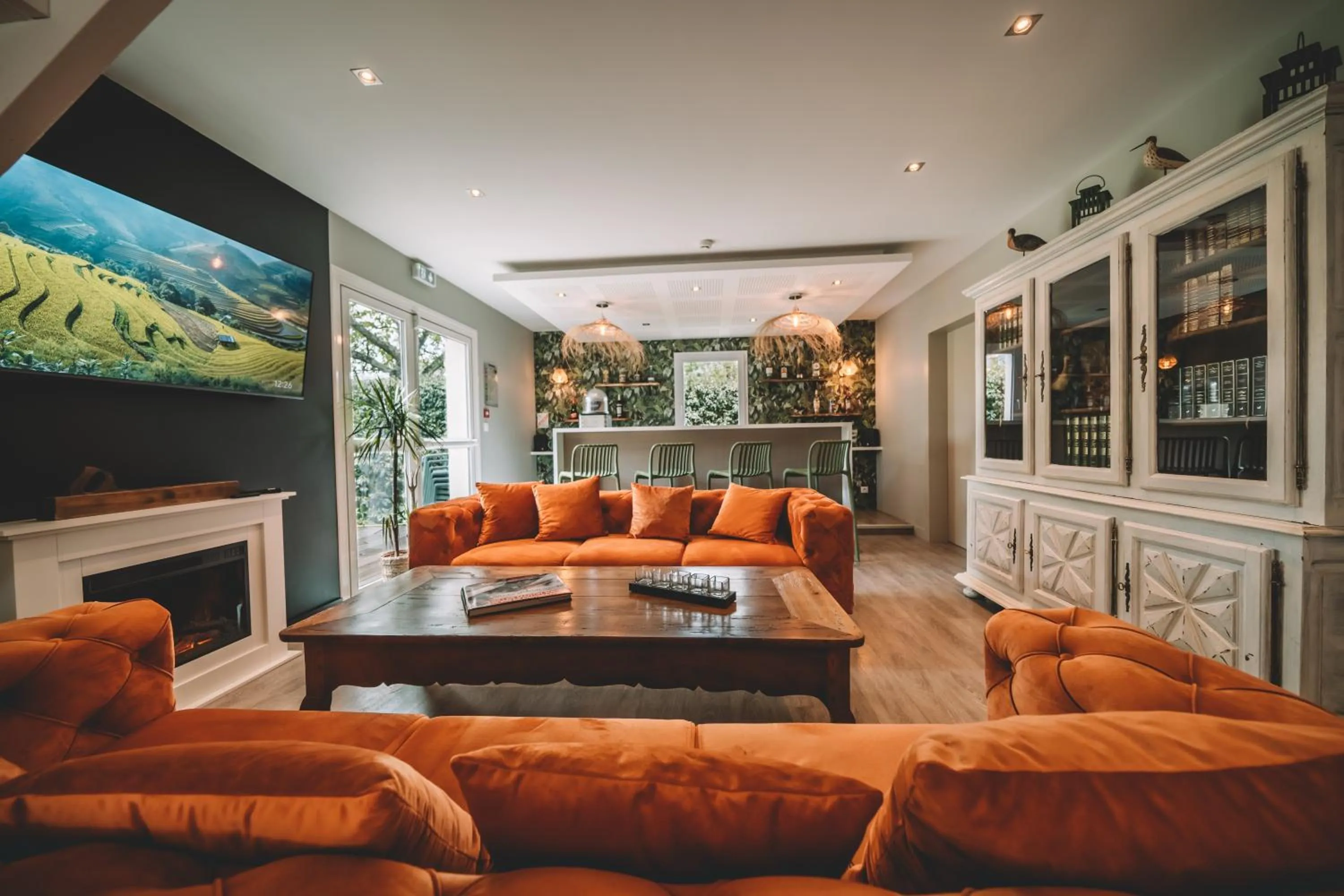 Communal lounge/ TV room in Hôtel de la Brière et Restaurant Les Krapados