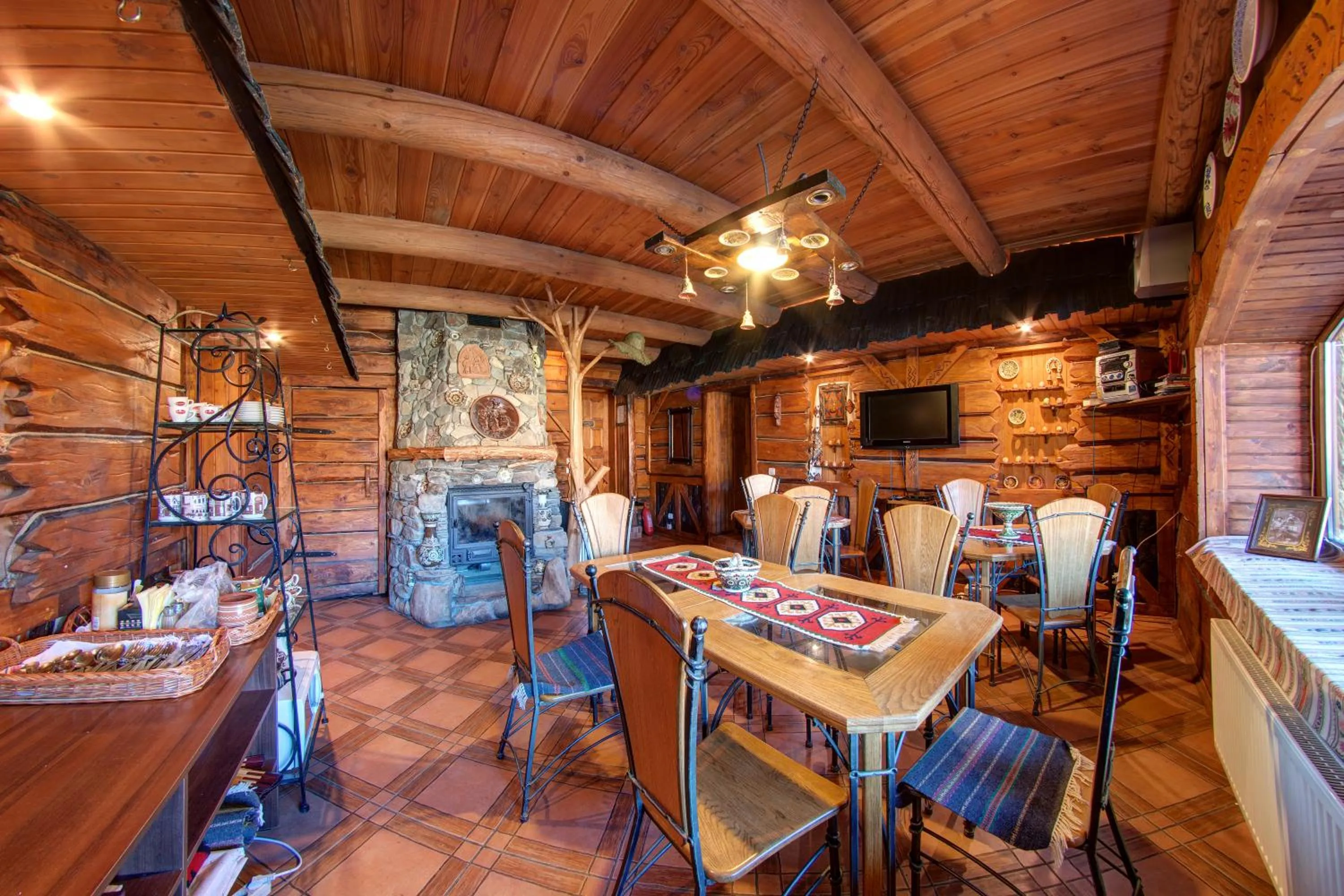 Dining area in Hotel Gutsulia