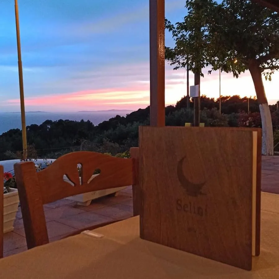 Restaurant/places to eat in Selini hotel