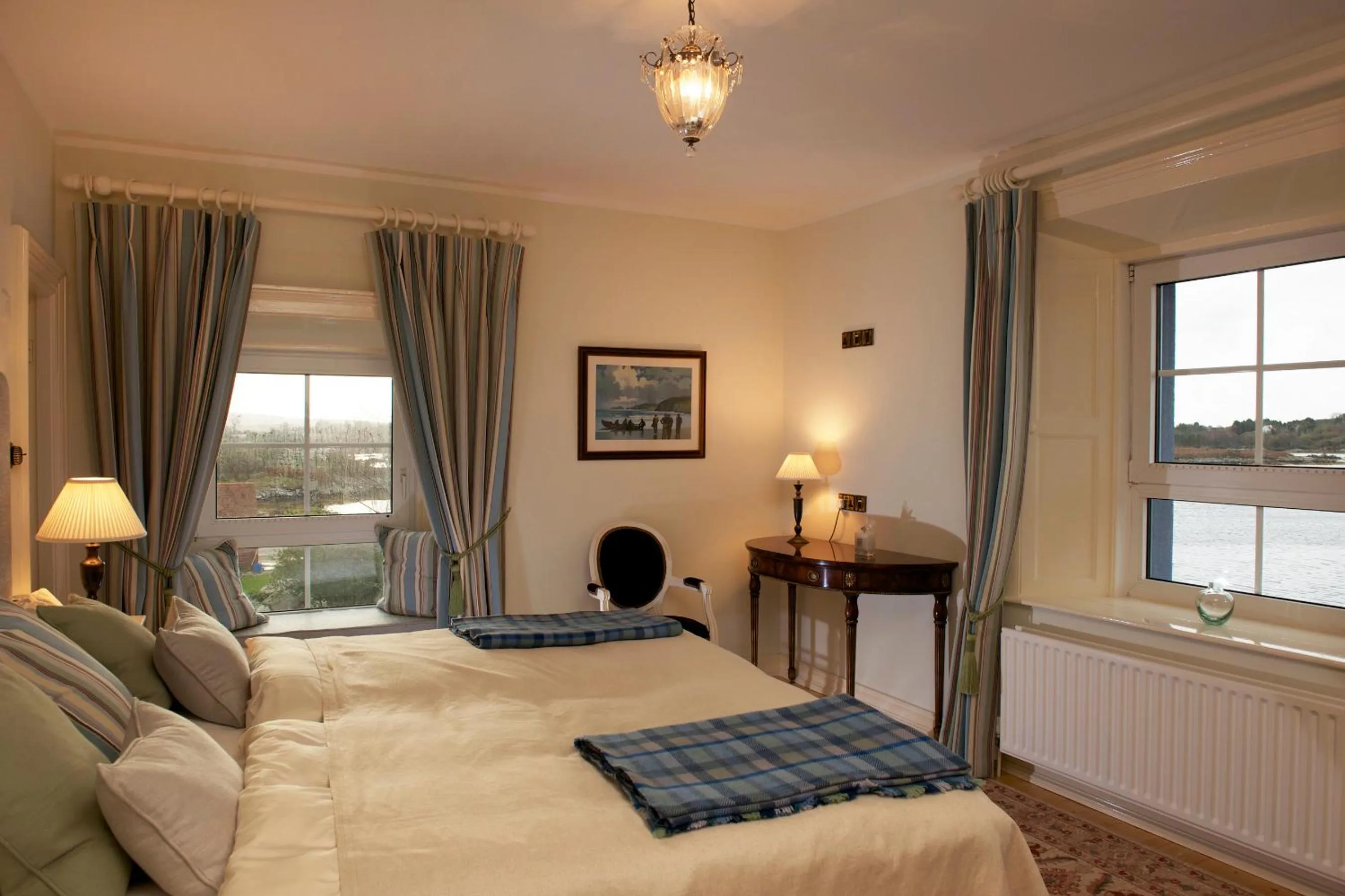 Photo of the whole room, Bed in Screebe House