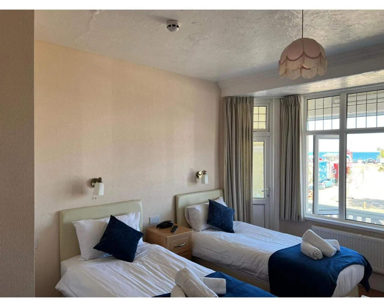 Bedroom, Bed in Cambria Hotel