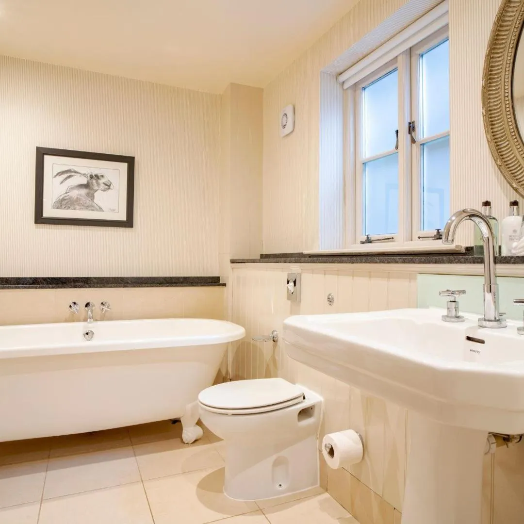Bathroom in The Hare & Hounds Hotel
