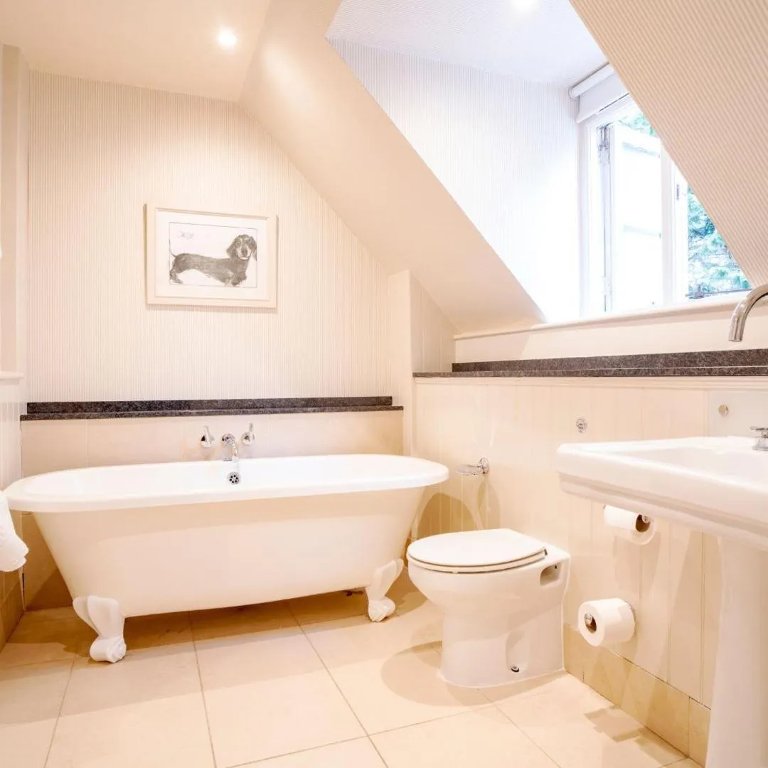 Bathroom in The Hare & Hounds Hotel