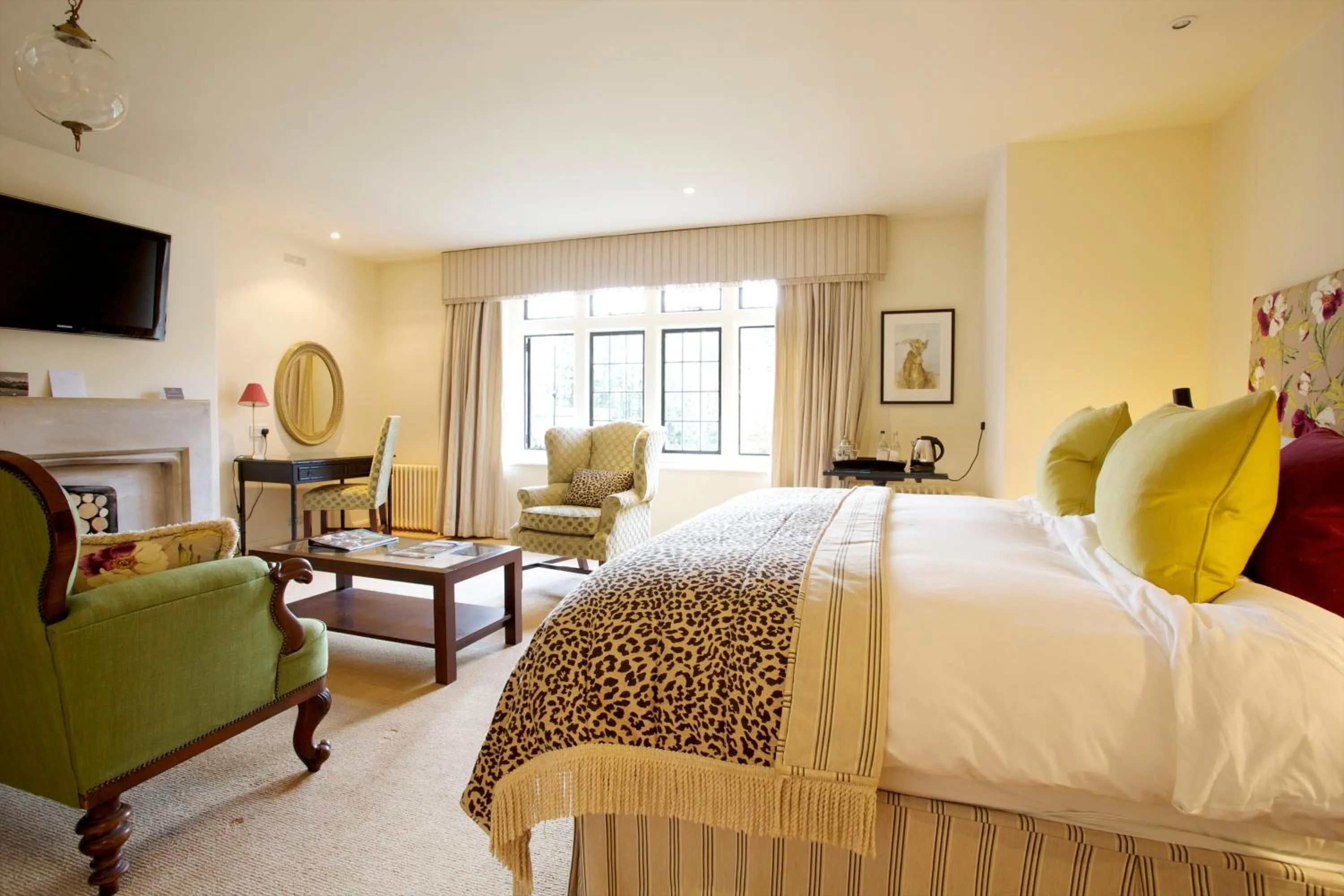 Photo of the whole room, Bed in The Hare & Hounds Hotel