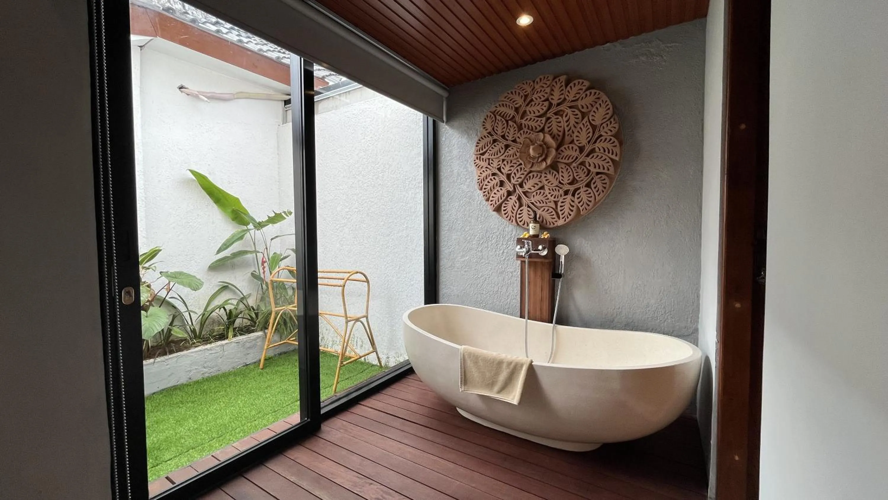 Bath in Lovina Haven Boutique Resort