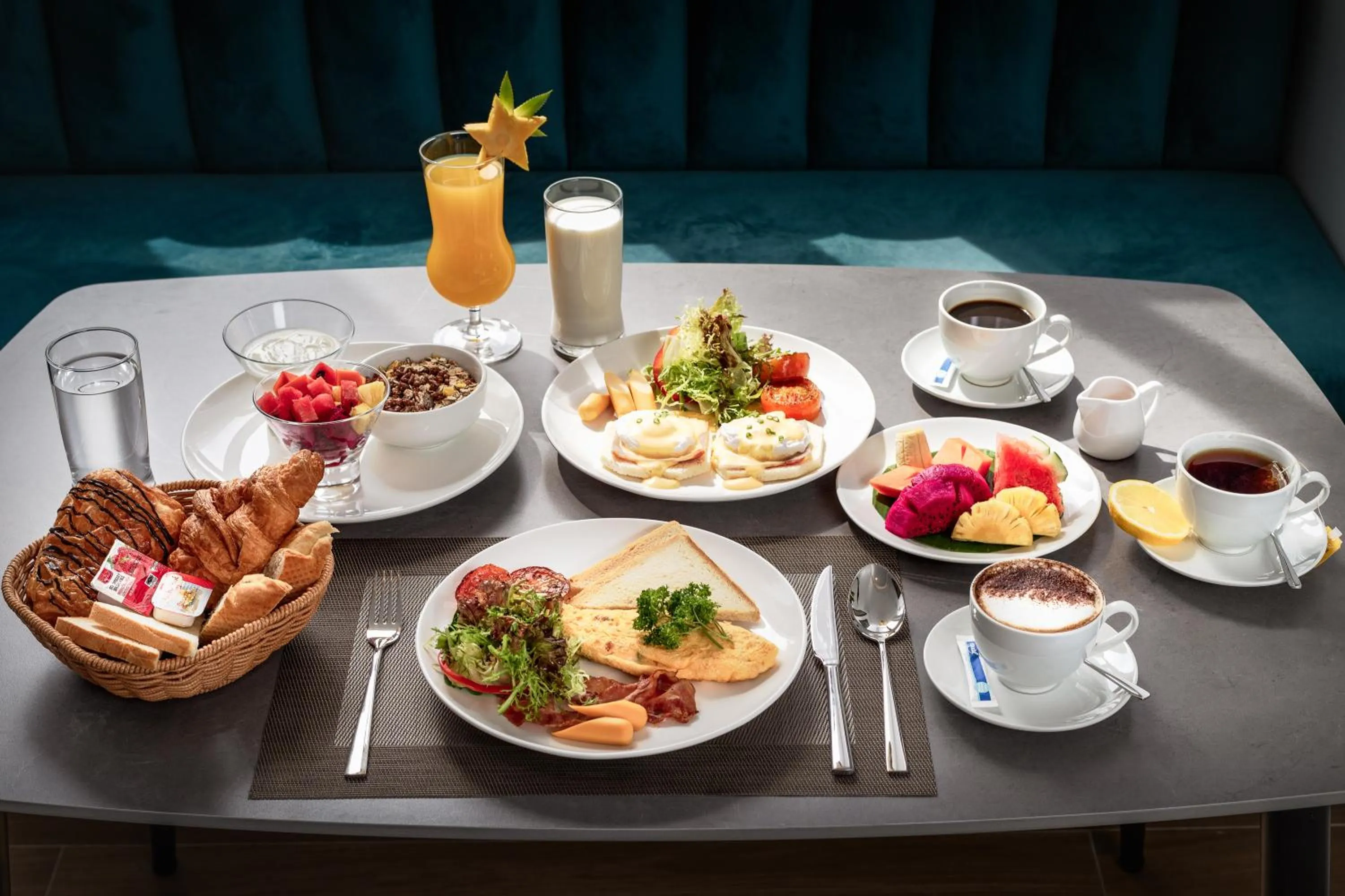 Restaurant/places to eat in Chaiya Palace Hotel