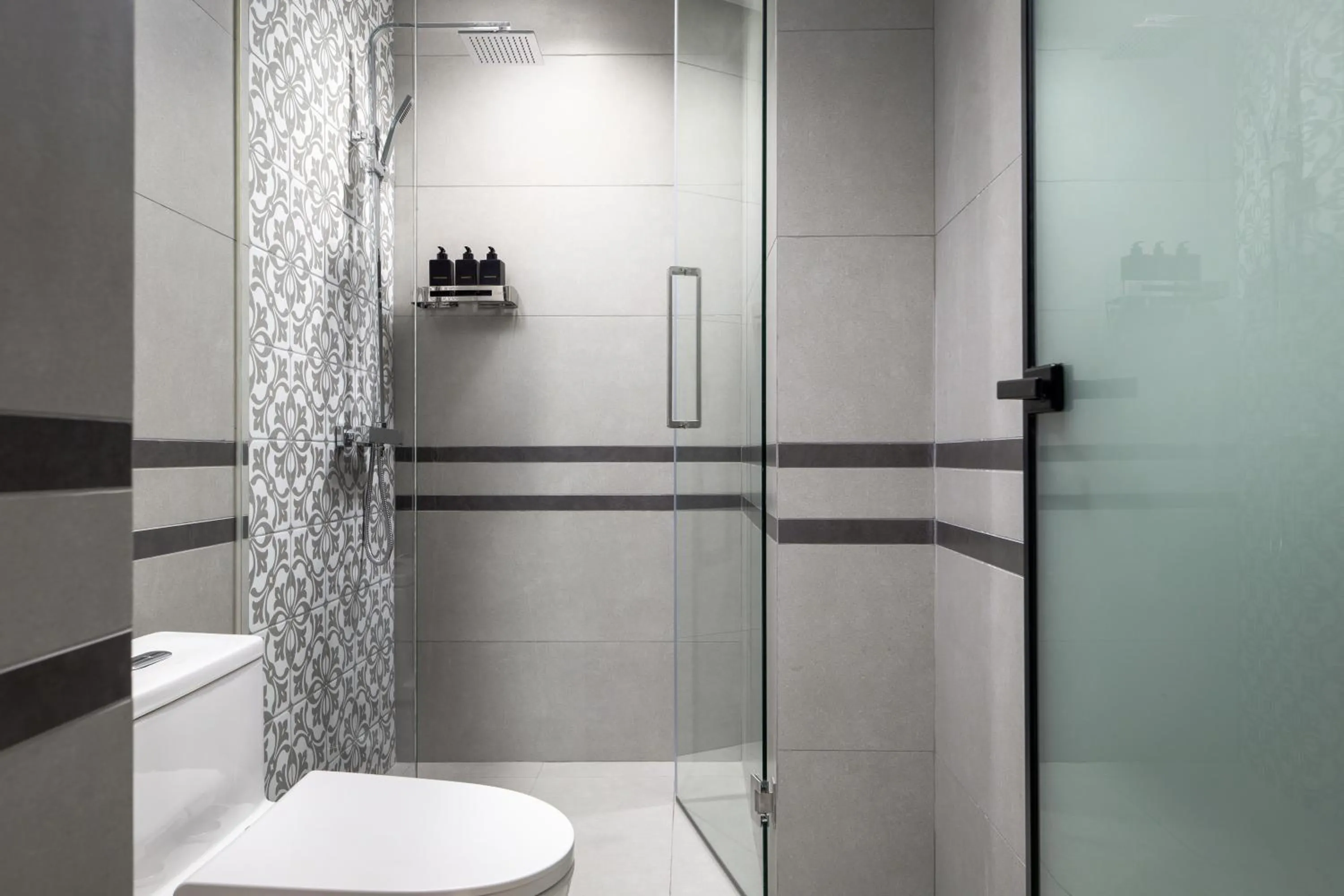 Shower in Chaiya Palace Hotel