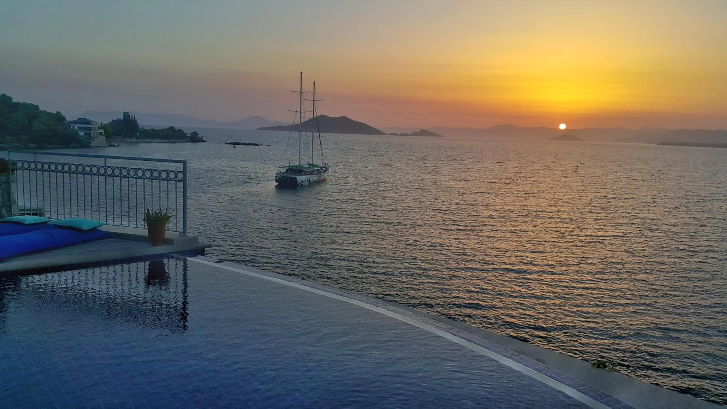 Pool view in Ece Hotel Sovalye Island