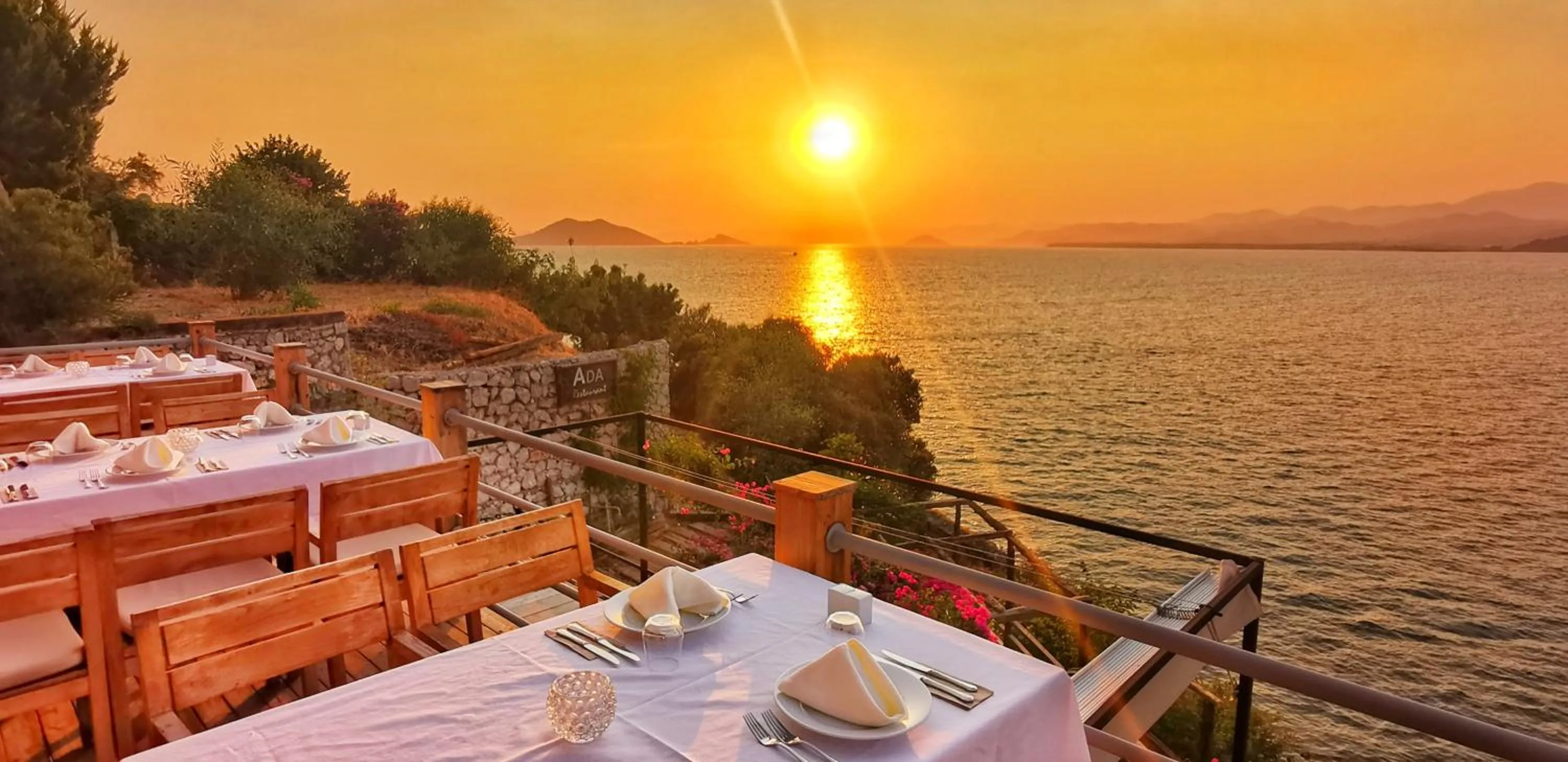 Restaurant/places to eat in Ece Hotel Sovalye Island