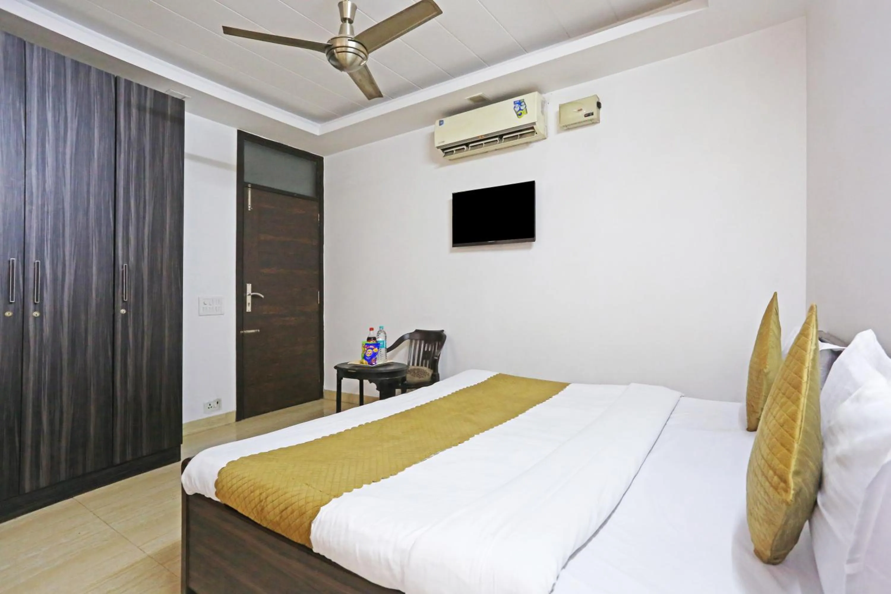 Communal lounge/ TV room, Bed in Mauryan Elite Hotel Lajpat Nager