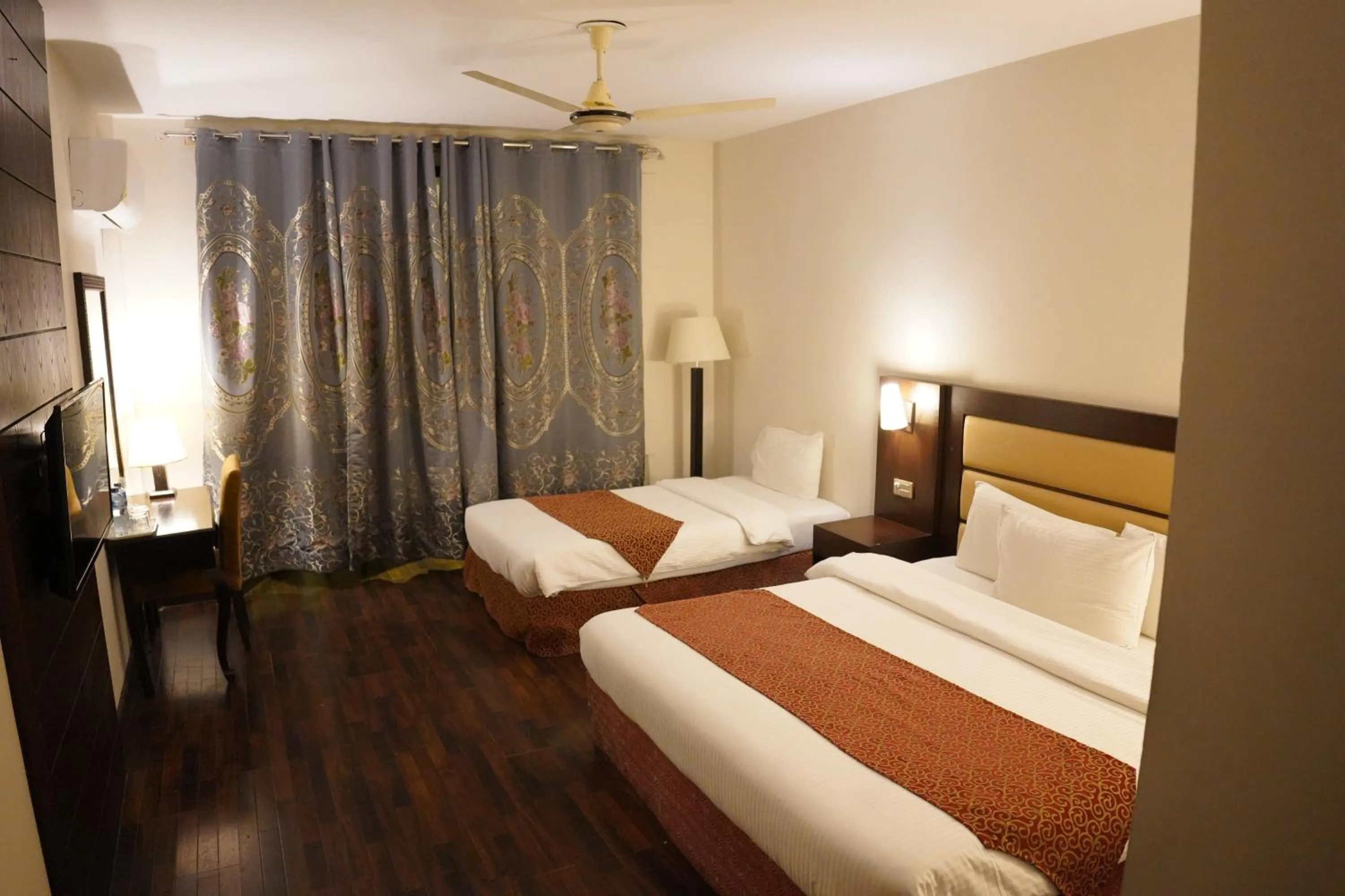 Bedroom, Bed in Hunza Darbar Hotel