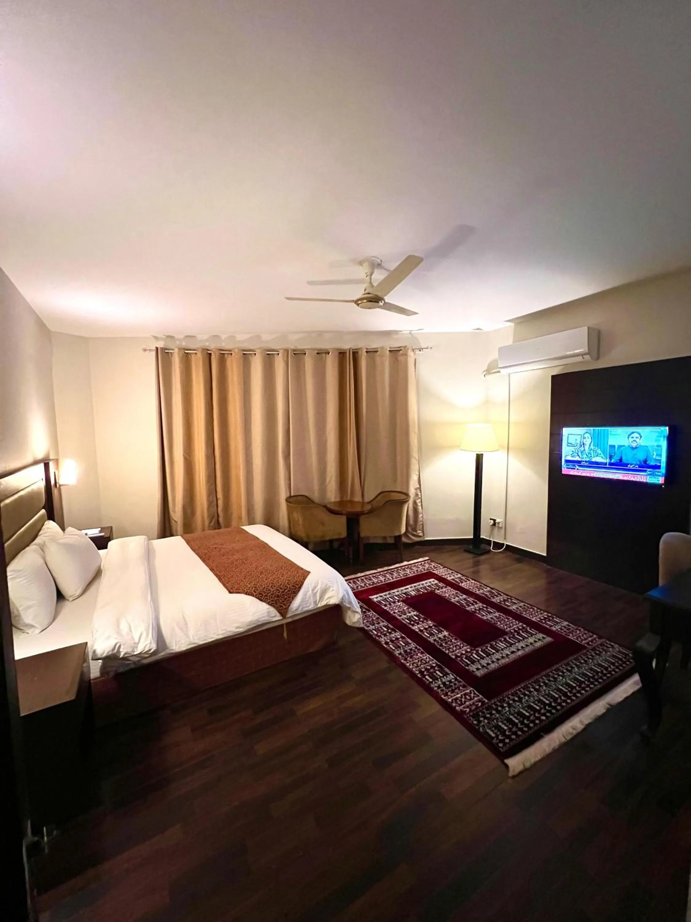 Shower, Bed in Hunza Darbar Hotel