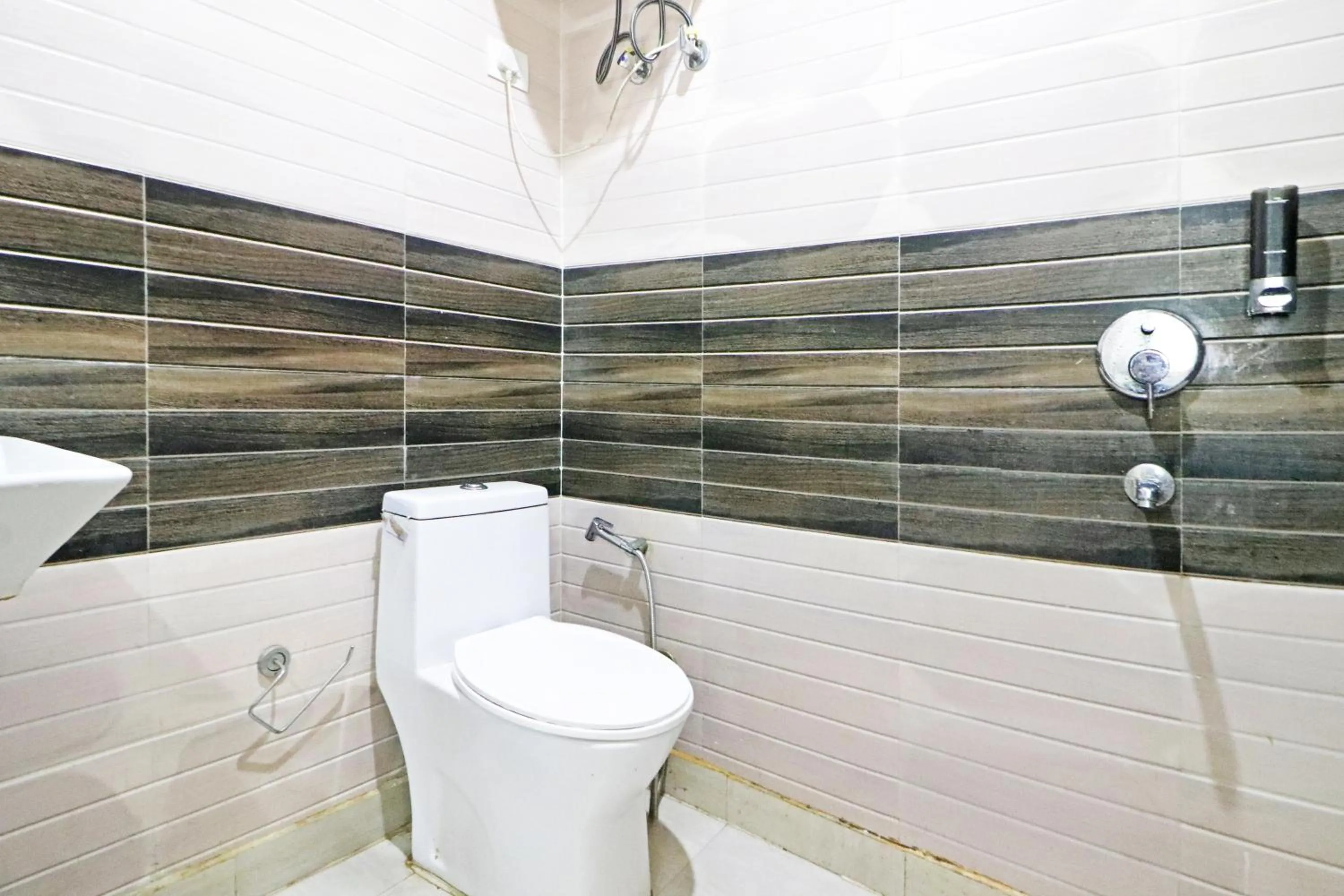 Shower in Mauryan Elite Hotel Chhatarpur Metro Station