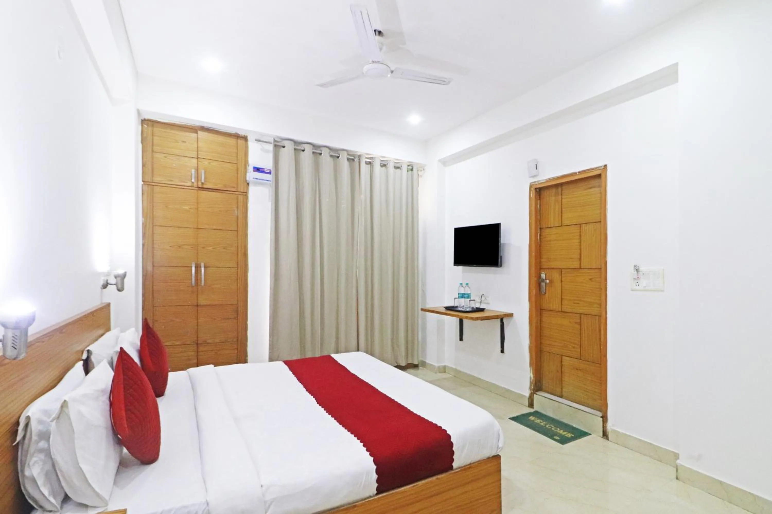 Communal lounge/ TV room, Bed in Mauryan Elite Hotel Chhatarpur Metro Station