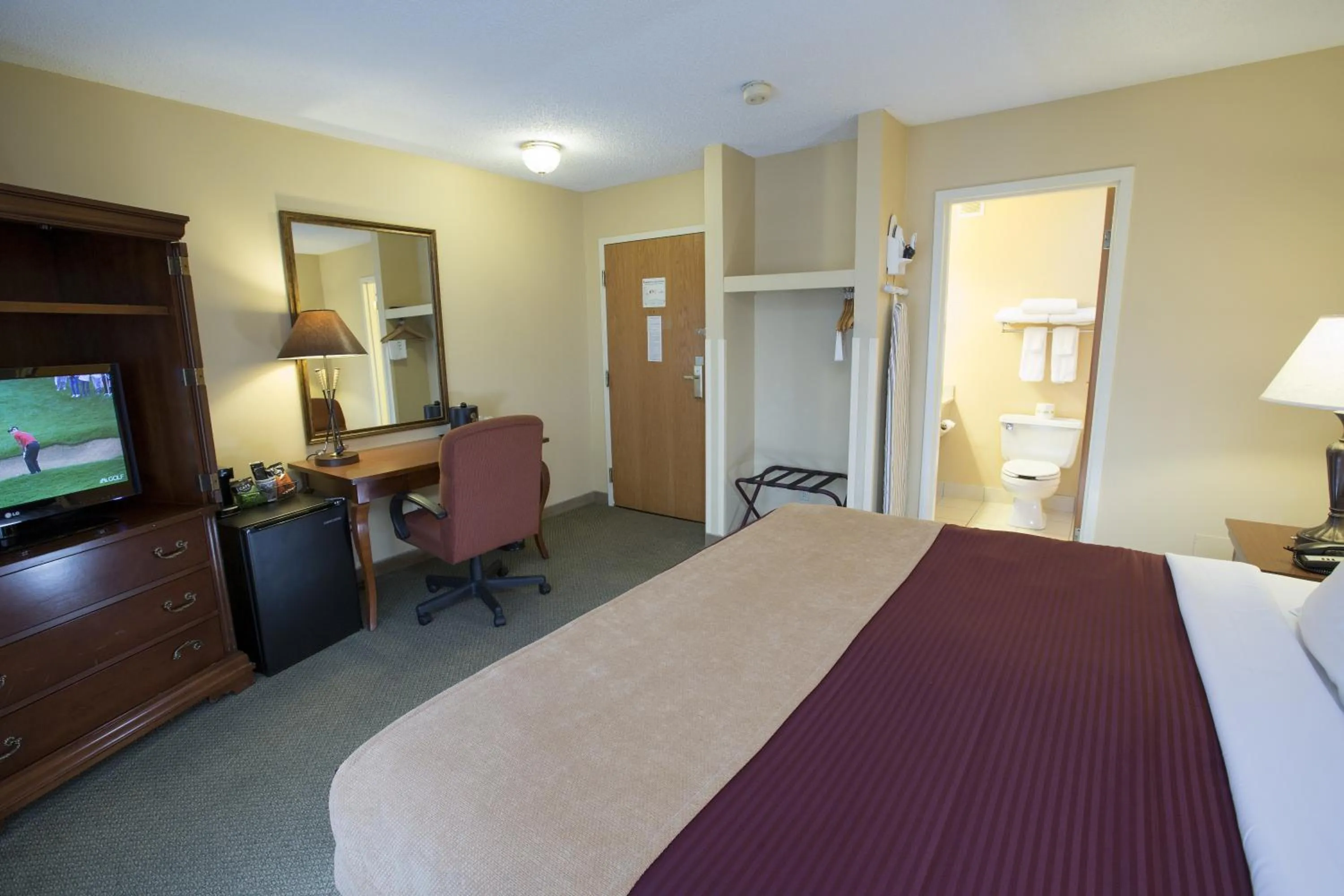 Bedroom, Bed in Swan Lake Resort