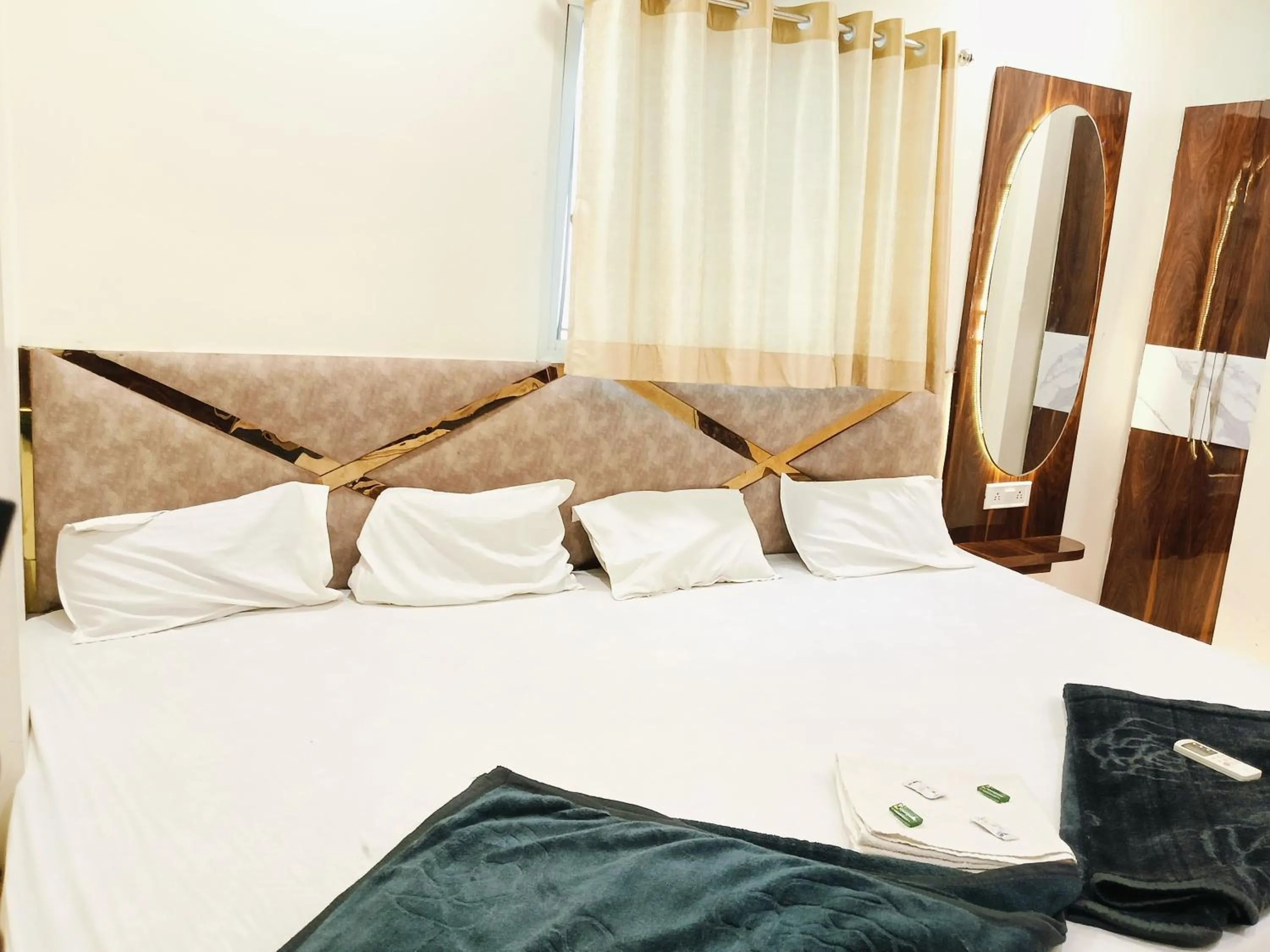 Bedroom, Bed in Hotel Aagman Palace - Near Mahakal Temple