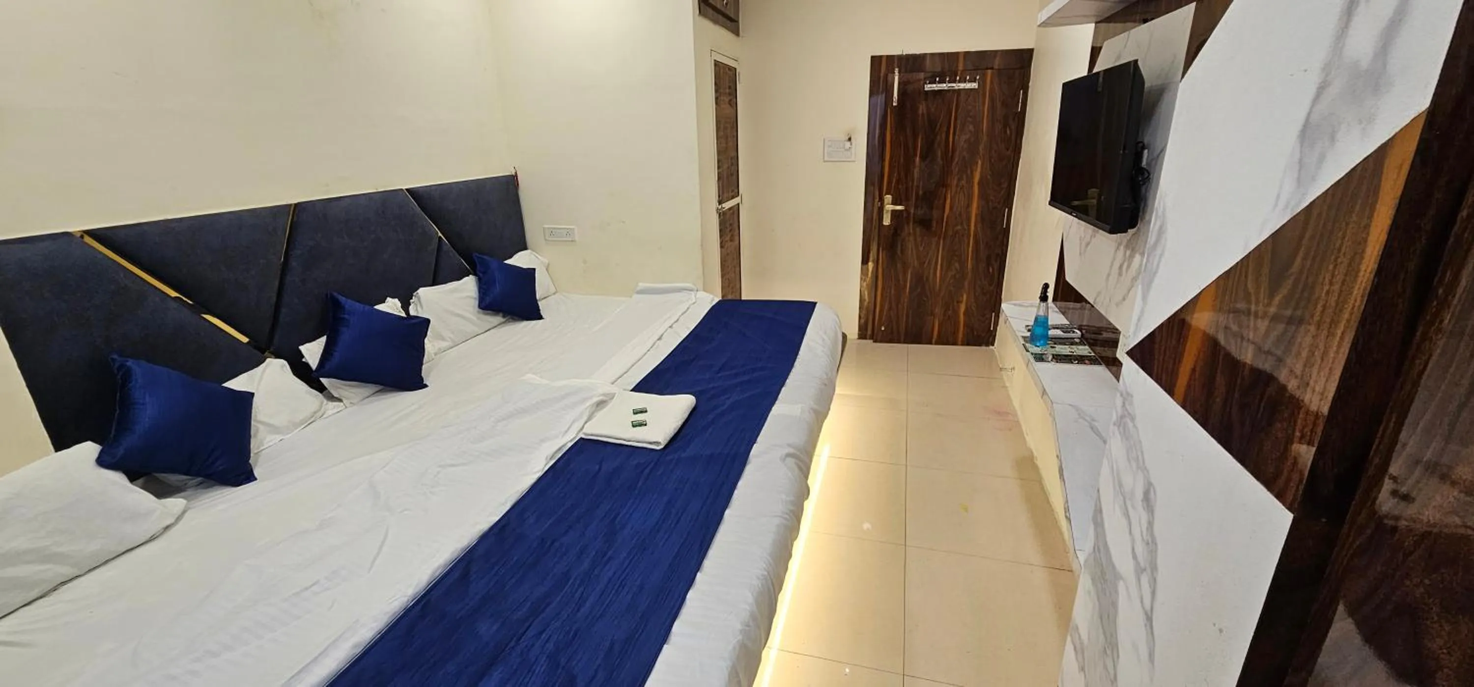 Bed in Hotel Aagman Palace - Near Mahakal Temple