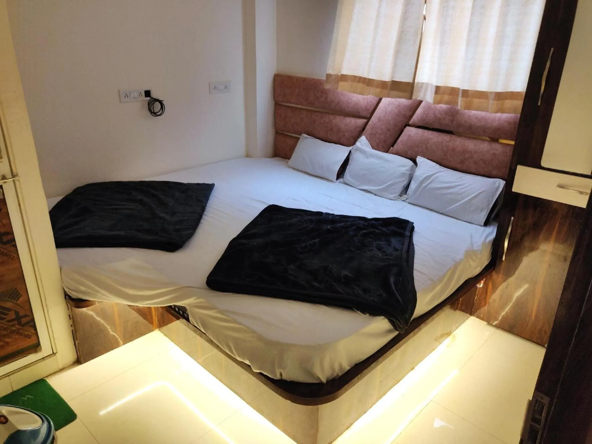 Bedroom, Bed in Hotel Aagman Palace - Near Mahakal Temple